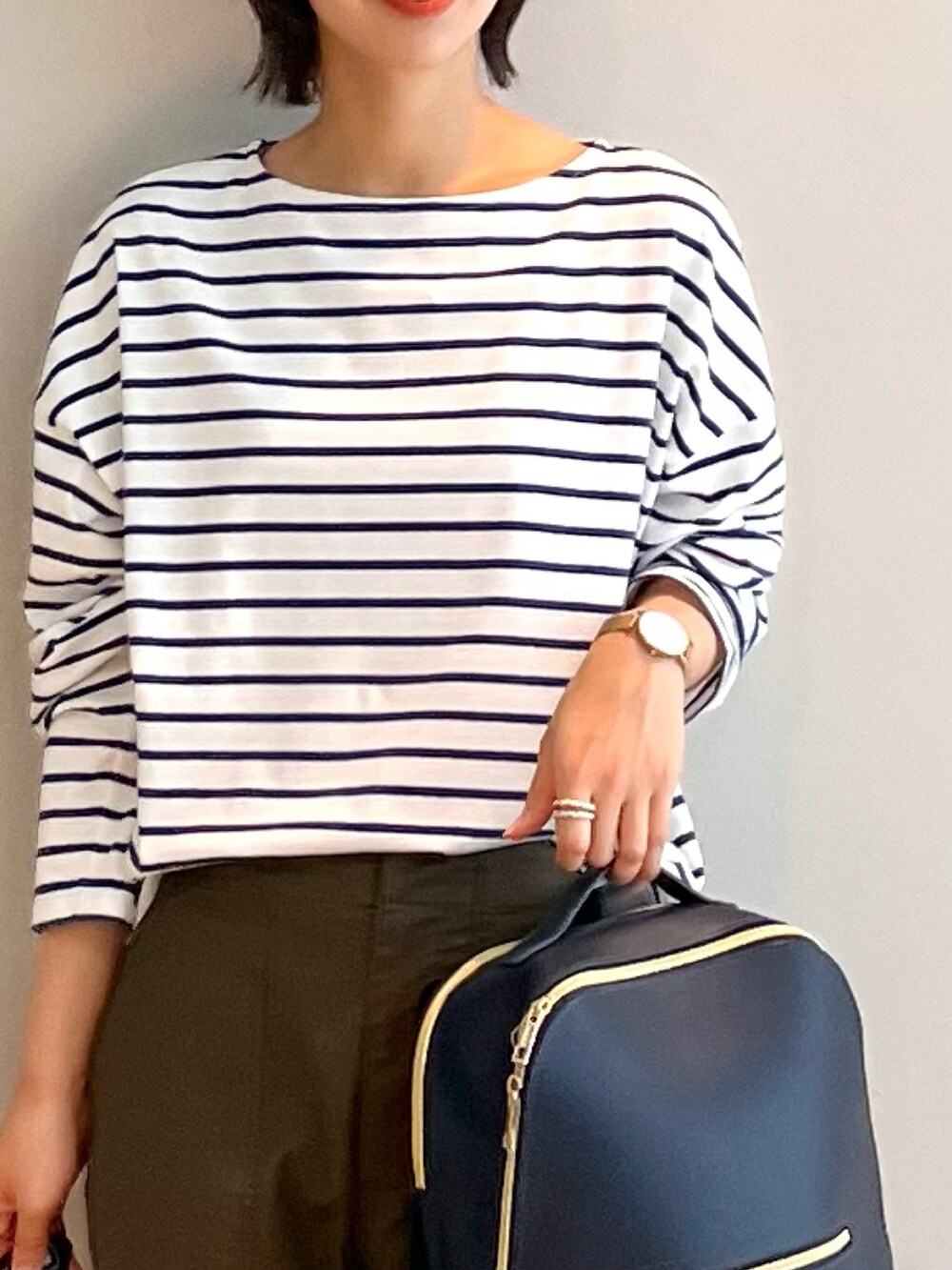 グリーン系のその他パンツ、ブラック系のパンプス、ブラック系のTシャツ/カットソーを着用したレディースの秋コーディネートの3枚目の写真