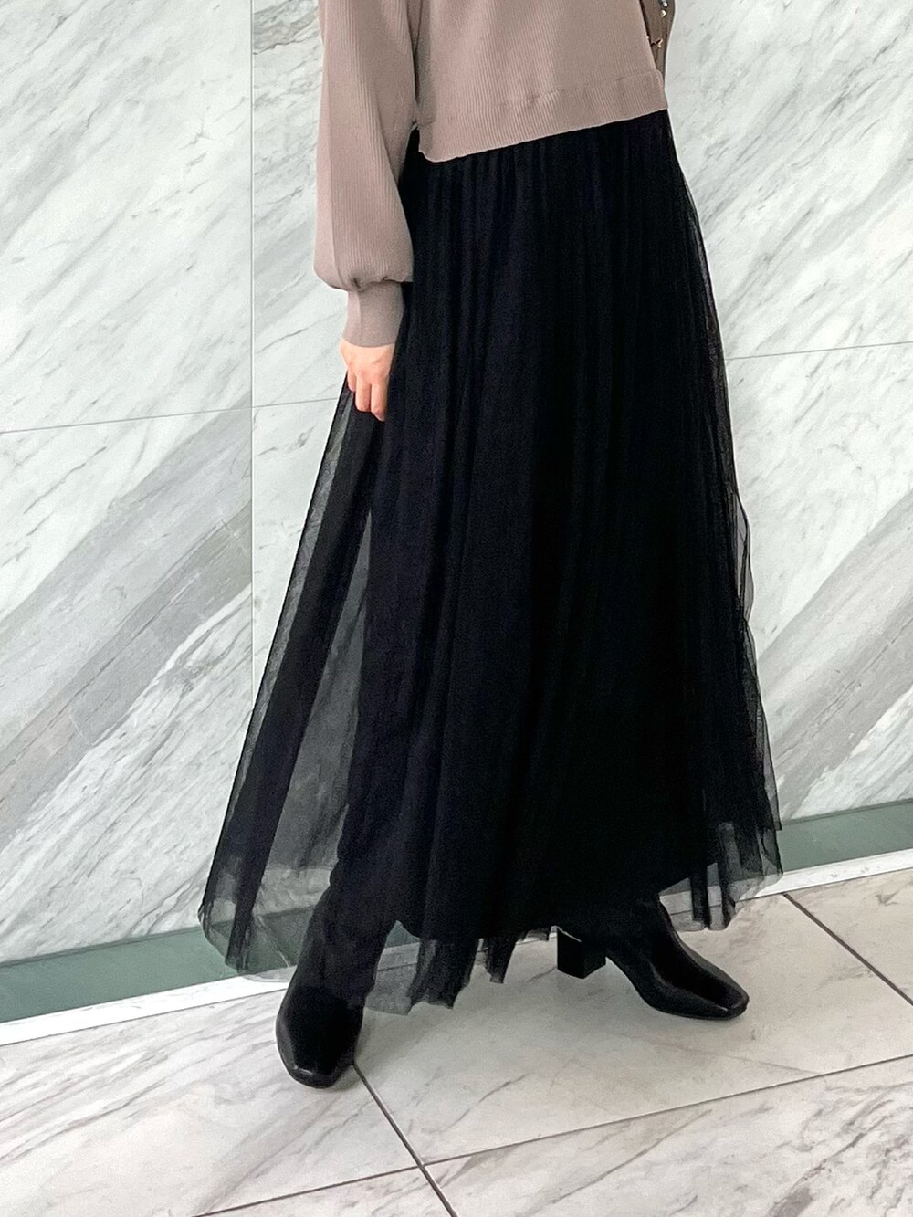 グレー系のショルダーバッグ、ブラック系のブーツ、ブラウン系のワンピースを着用したレディースの秋コーディネートの5枚目の写真