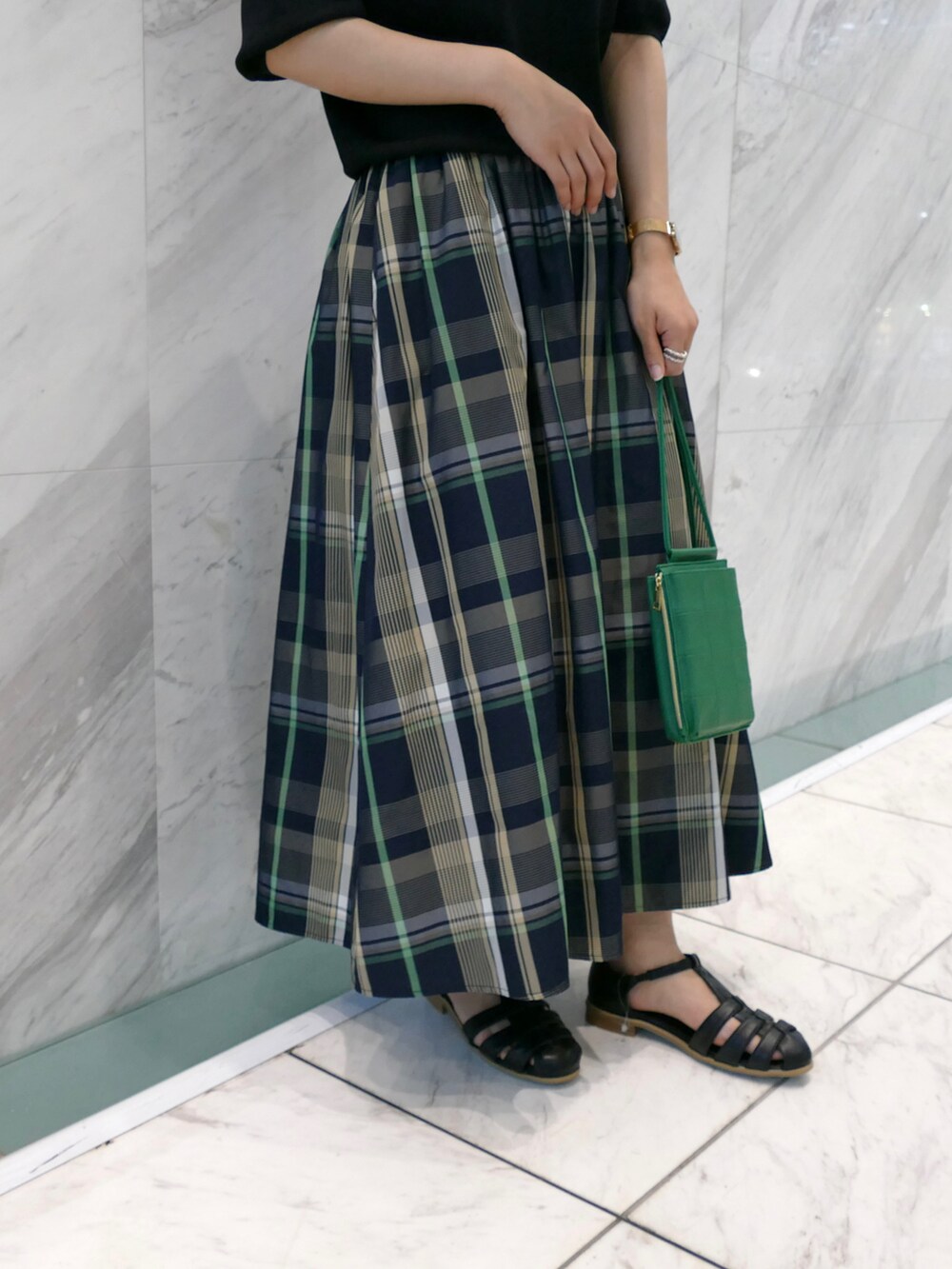 ブラック系のサンダル、グリーン系のショルダーバッグ、ブラック系のニット/セーターを着用したレディースの夏コーディネートの3枚目の写真