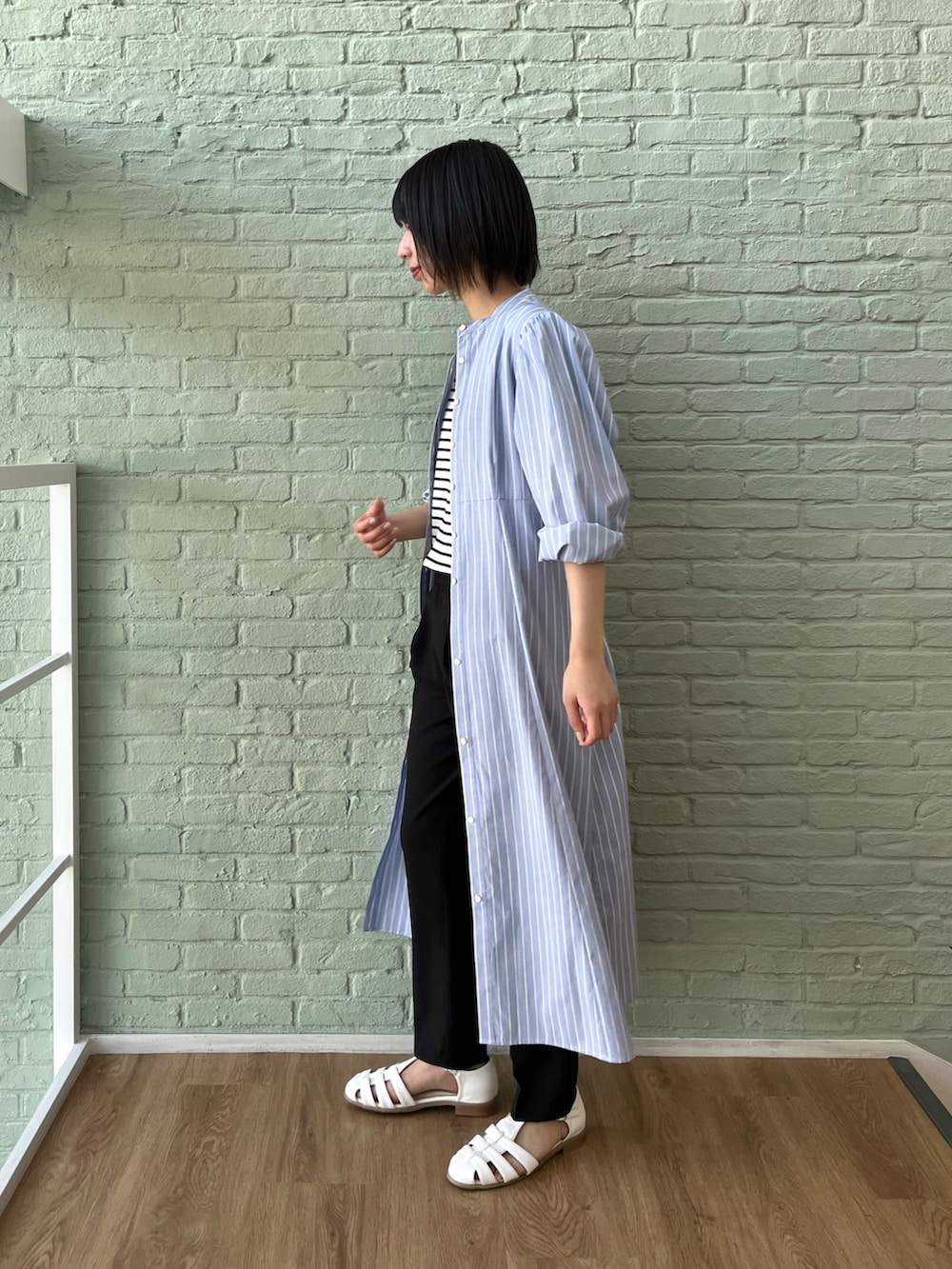 ホワイト系のサンダル、ブラック系のその他パンツ、ベージュ系のニット/セーターを着用したレディースの夏コーディネートの3枚目の写真