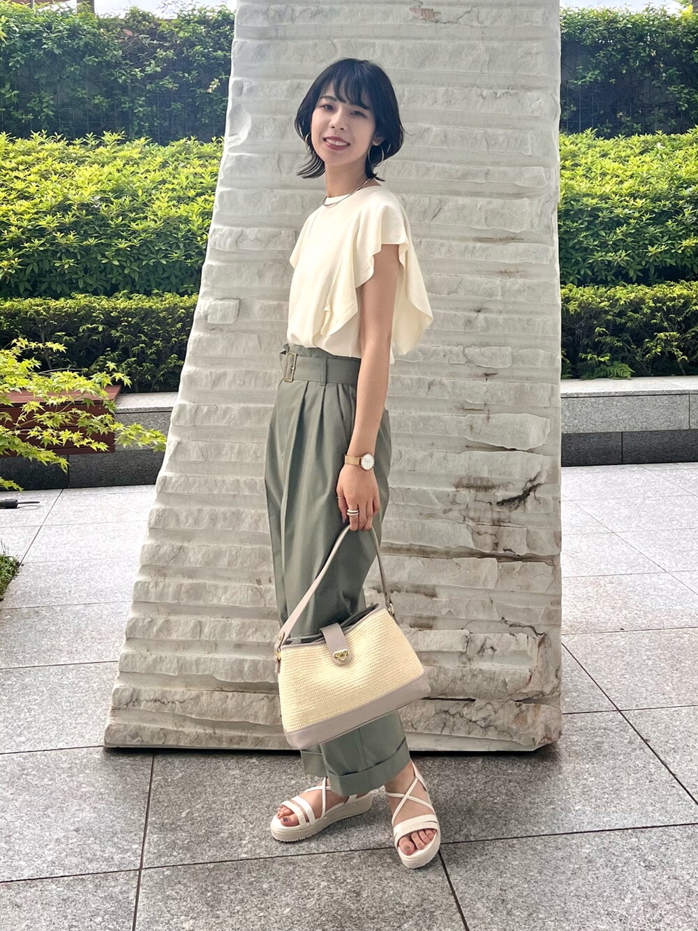 グレー系のショルダーバッグ、ホワイト系のサンダル、ホワイト系のニット/セーターを着用したレディースの夏コーディネートの3枚目の写真