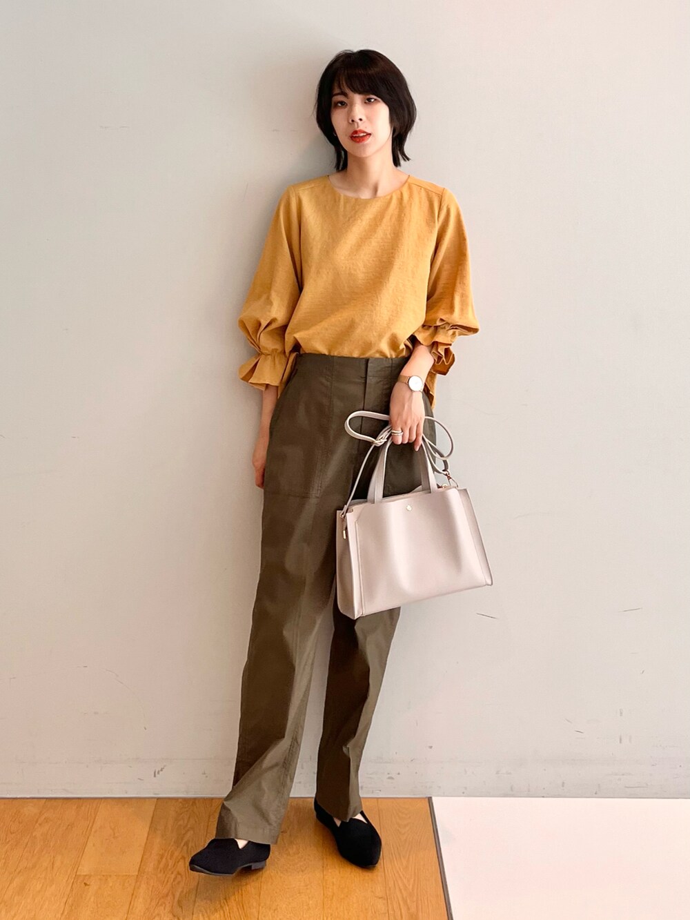 ブラック系のパンプス、グレー系のトートバッグ、グリーン系のその他パンツを着用したレディースの秋コーディネートの5枚目の写真