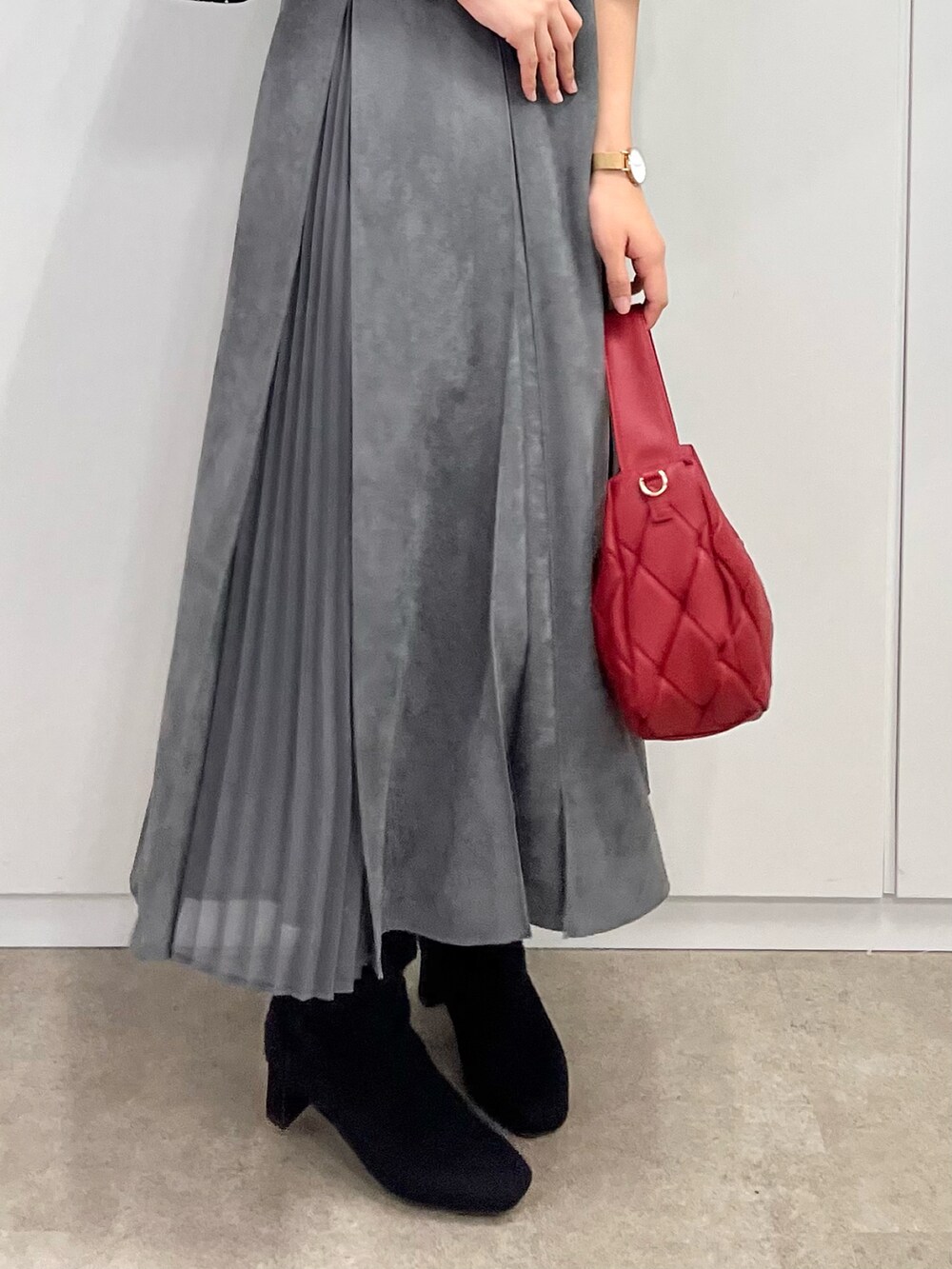 レッド系のショルダーバッグ、グレー系のワンピース、その他のシャツ/ブラウスを着用したレディースの秋コーディネートの5枚目の写真