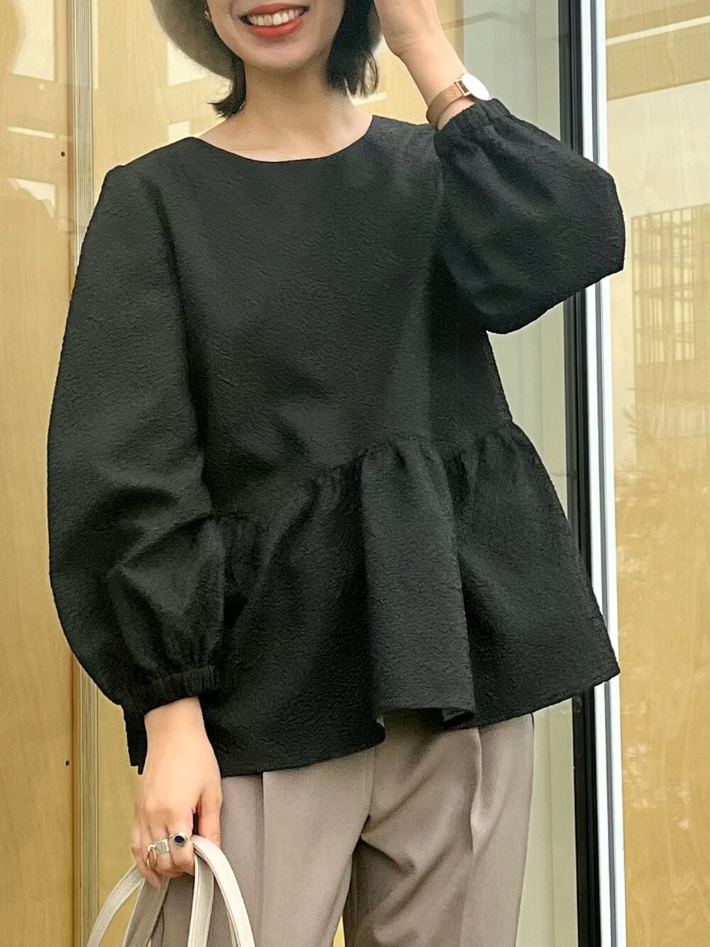 ブラウン系のその他パンツ、ブラック系のその他シューズ、ホワイト系のショルダーバッグを着用したレディースの秋コーディネートの4枚目の写真