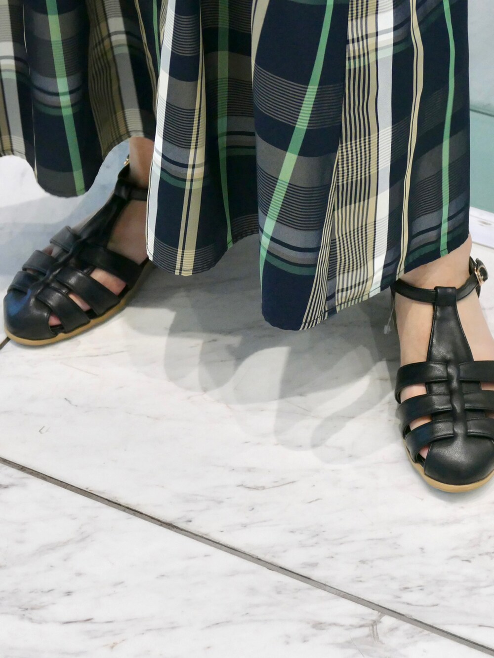 ブラック系のサンダル、グリーン系のショルダーバッグ、ブラック系のニット/セーターを着用したレディースの夏コーディネートの5枚目の写真