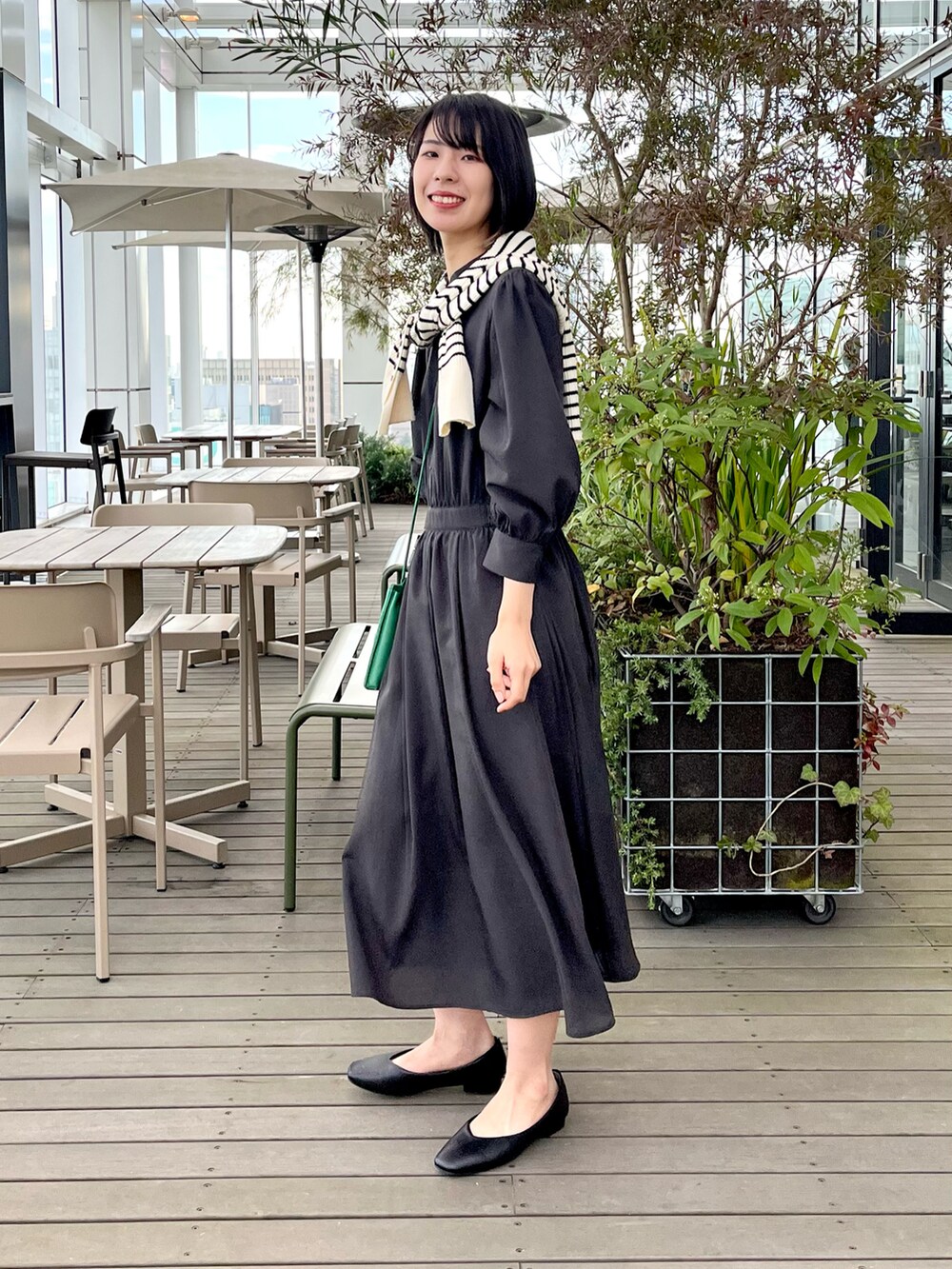 「grove、グローブ、骨格ナチュラル、ブルベ、スマホショルダー、初夏コーデ、モノトーン、休日スタイル、プチプラ、ショルダーバッグ、ボーダー、ワンピース、肩掛け、ボーダーニット、パンプス」｜「groveの楽チンとキレイを叶えるつつまれフィットシューズ（パンプス、ブラック系）」を使った、cotaniさん（レディース・162cm）の春コーディネートの2枚目の写真