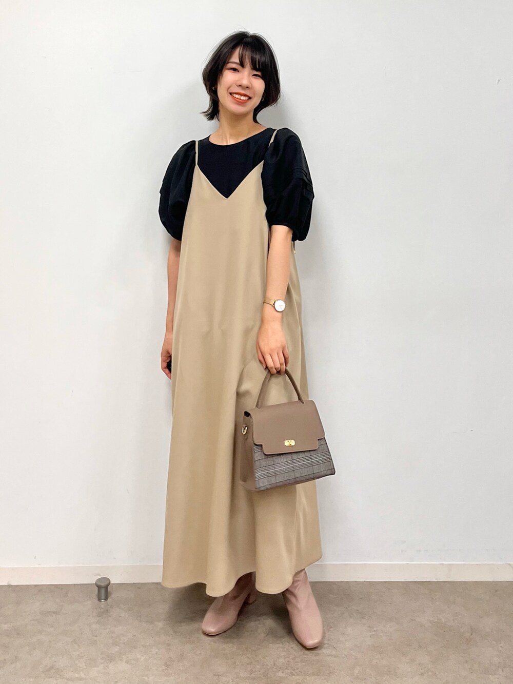 ブラック系のシャツ/ブラウス、グレー系のブーツ、ブラウン系のワンピースを着用したレディースの秋コーディネートの5枚目の写真