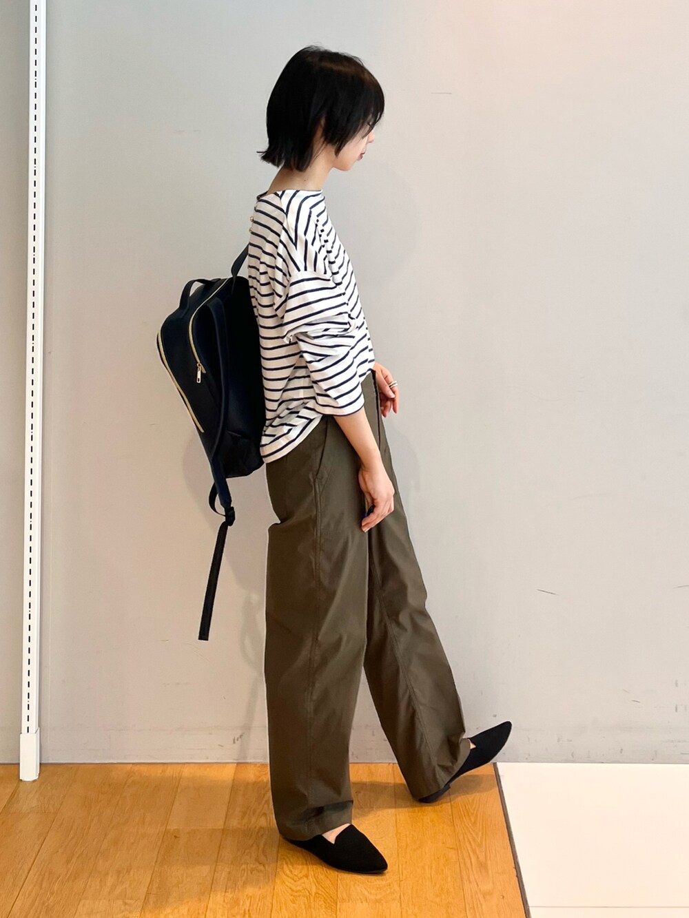 グリーン系のその他パンツ、ブラック系のパンプス、ブラック系のTシャツ/カットソーを着用したレディースの秋コーディネートの5枚目の写真