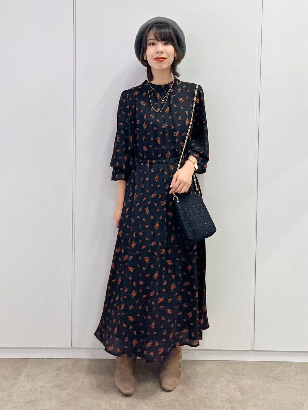 グレー系のブーツ、ブラック系のワンピース、ベージュ系のライダースジャケットを着用したレディースの秋コーディネートの5枚目の写真