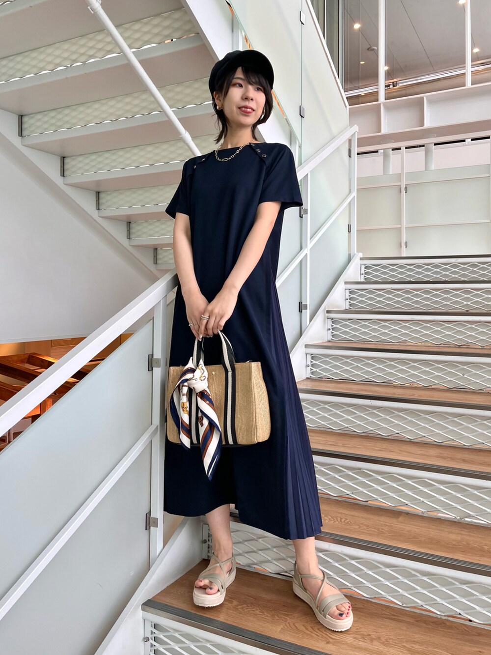 グリーン系のサンダル、ベージュ系のトートバッグ、ブルー系のワンピースを着用したレディースの夏コーディネートの2枚目の写真