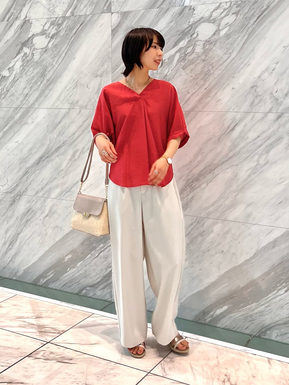 ベージュ系のサンダル、グレー系のショルダーバッグ、レッド系のシャツ/ブラウスを着用したレディースの夏コーディネートの2枚目の写真