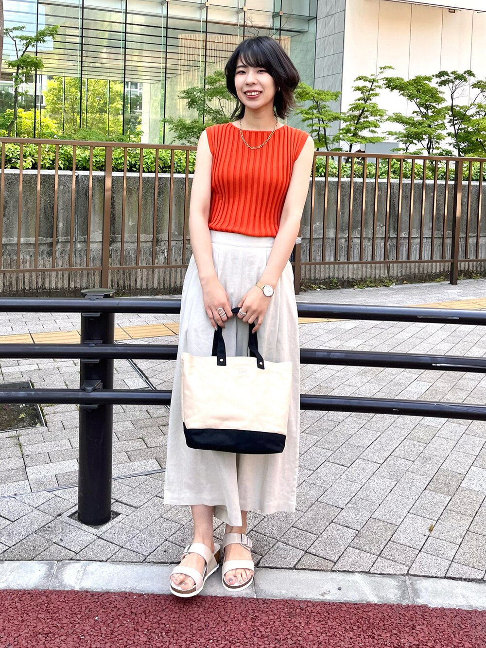 ベージュ系のサンダル、ベージュ系のその他パンツ、その他のその他を着用したレディースの夏コーディネートの3枚目の写真