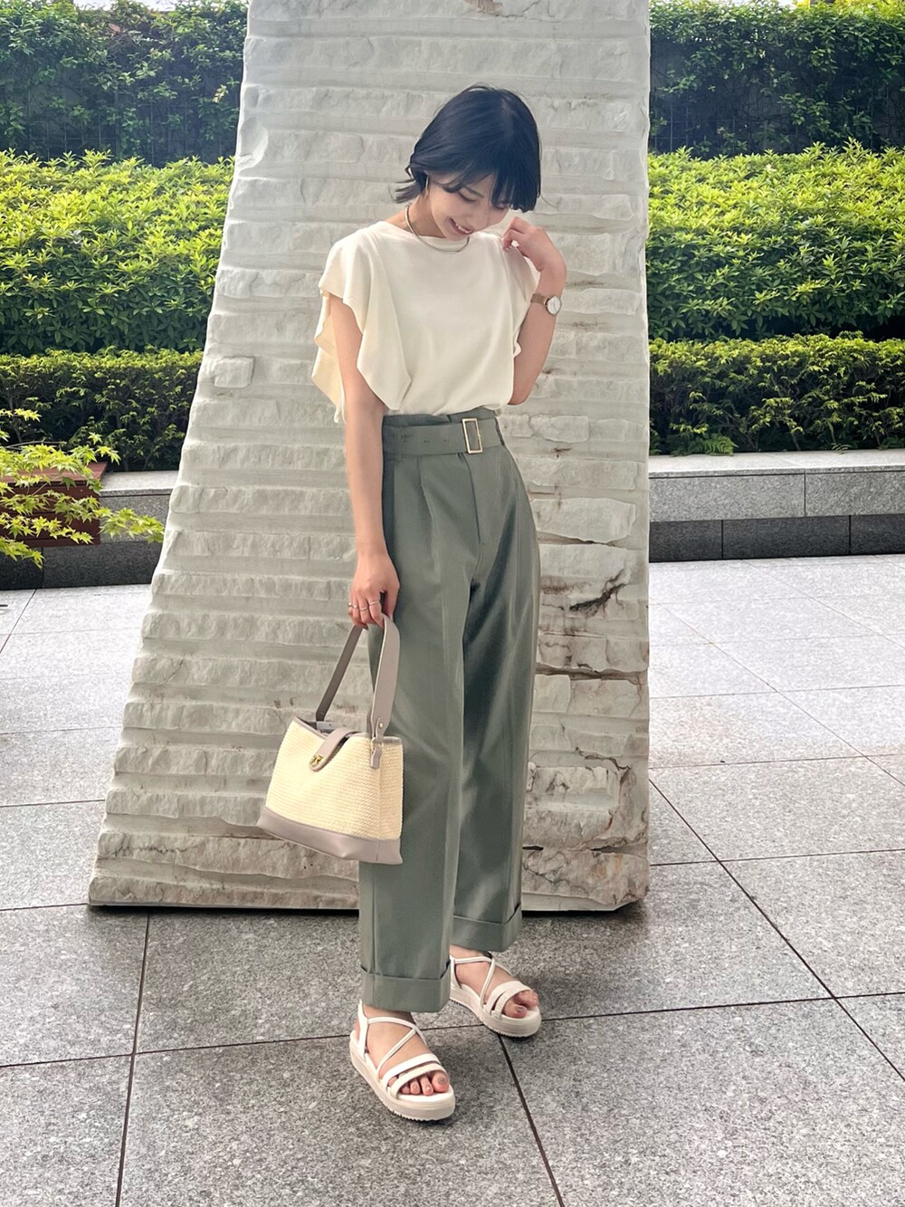 グレー系のショルダーバッグ、ホワイト系のサンダル、ホワイト系のニット/セーターを着用したレディースの夏コーディネートの4枚目の写真