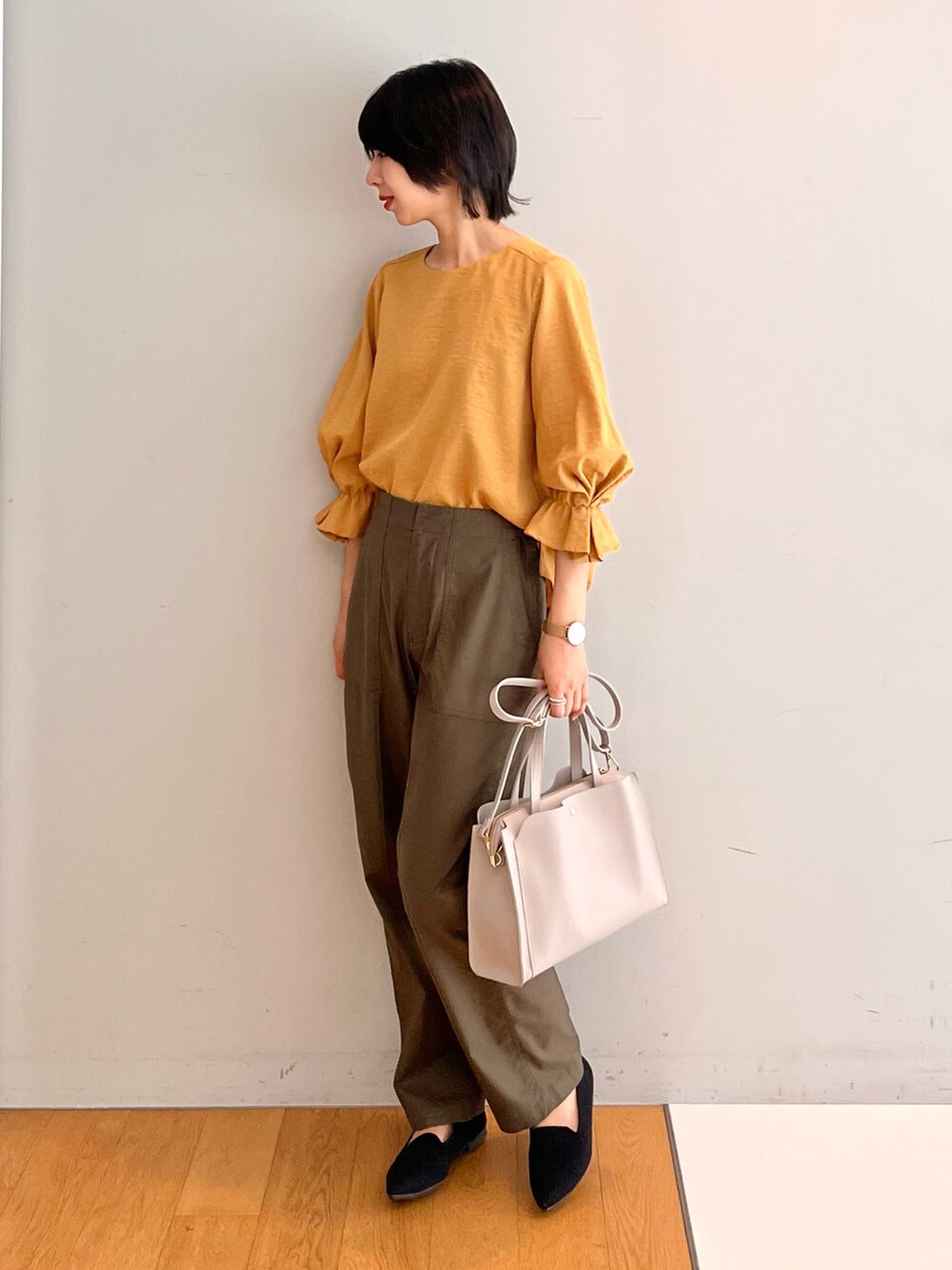 ブラック系のパンプス、グレー系のトートバッグ、グリーン系のその他パンツを着用したレディースの秋コーディネートの3枚目の写真