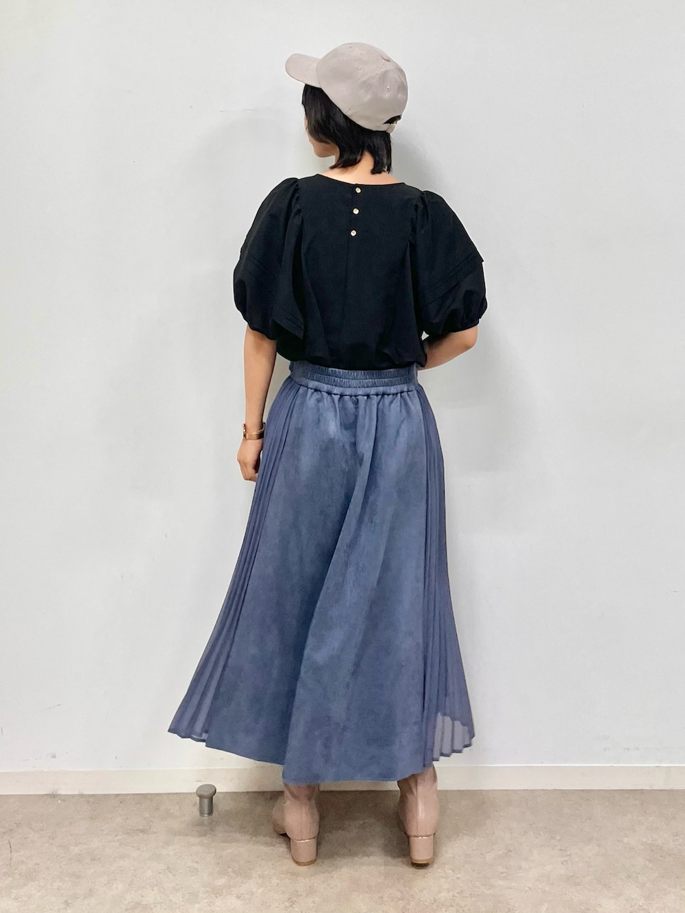 ブルー系のスカート、ブラック系のシャツ/ブラウス、グレー系のブーツを着用したレディースの秋コーディネートの3枚目の写真