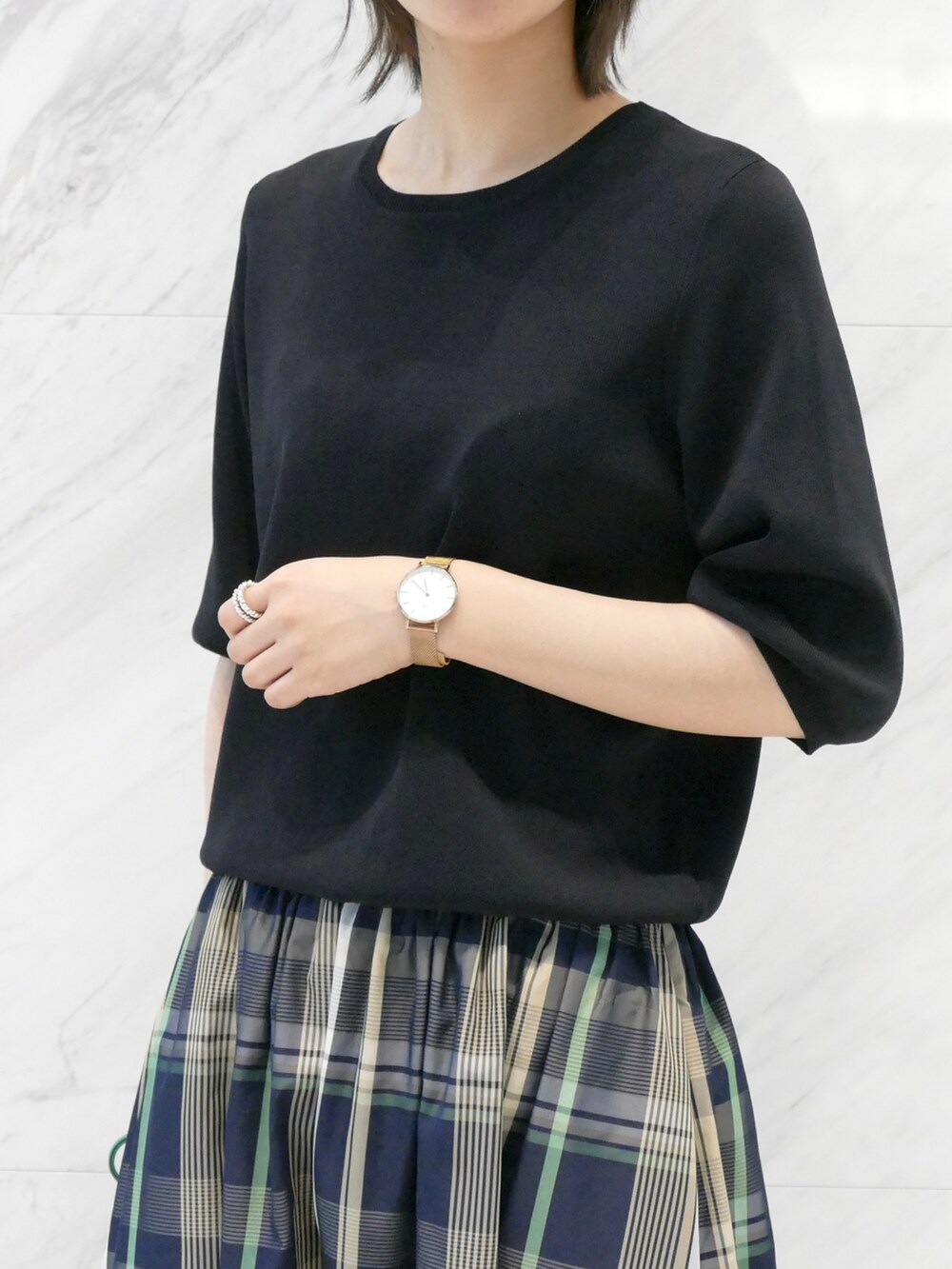 ブラック系のサンダル、グリーン系のショルダーバッグ、ブラック系のニット/セーターを着用したレディースの夏コーディネートの2枚目の写真