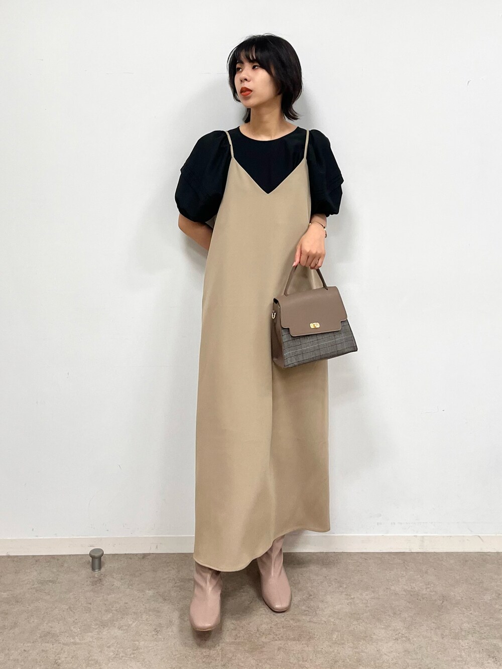 ブラック系のシャツ/ブラウス、グレー系のブーツ、ブラウン系のワンピースを着用したレディースの秋コーディネートの3枚目の写真