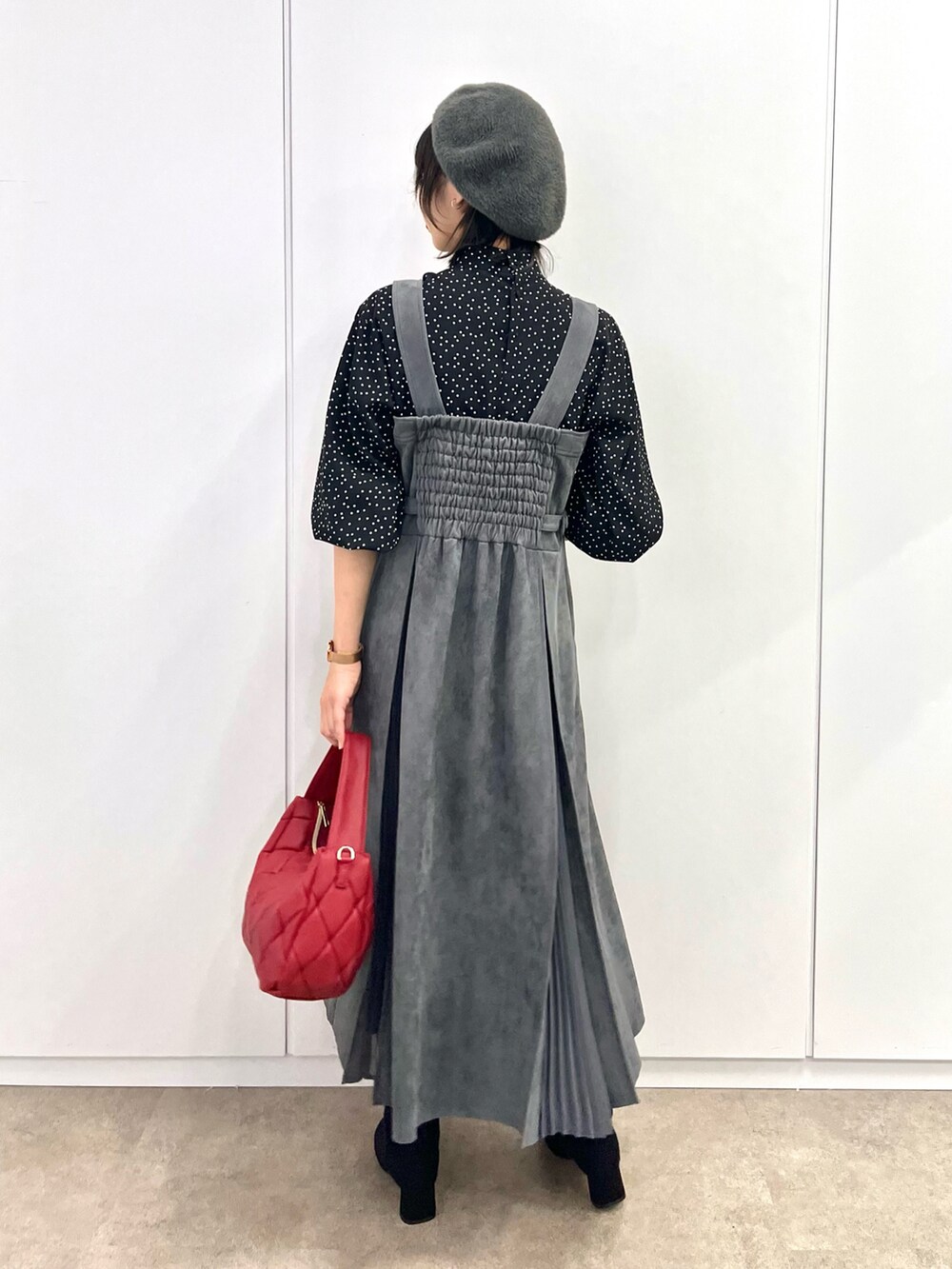 レッド系のショルダーバッグ、グレー系のワンピース、その他のシャツ/ブラウスを着用したレディースの秋コーディネートの3枚目の写真