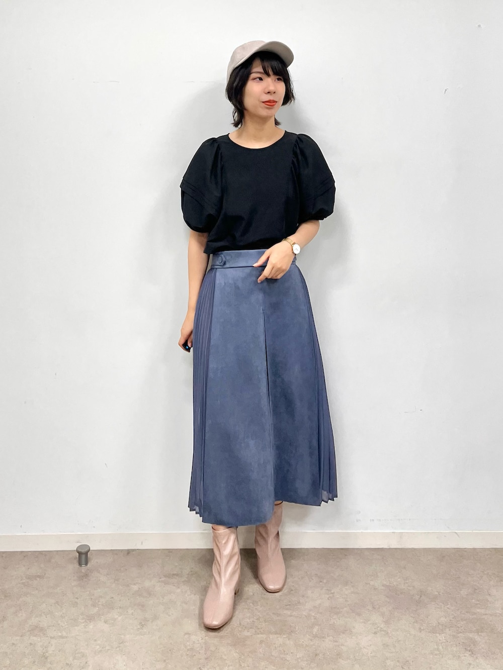 ブルー系のスカート、ブラック系のシャツ/ブラウス、グレー系のブーツを着用したレディースの秋コーディネートの4枚目の写真