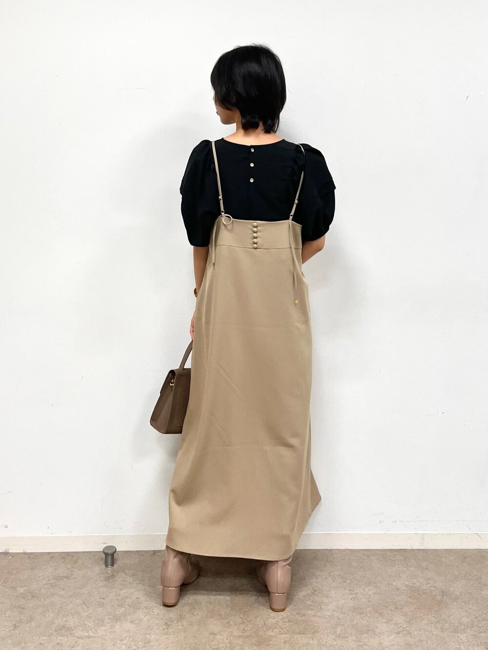 ブラック系のシャツ/ブラウス、グレー系のブーツ、ブラウン系のワンピースを着用したレディースの秋コーディネートの4枚目の写真