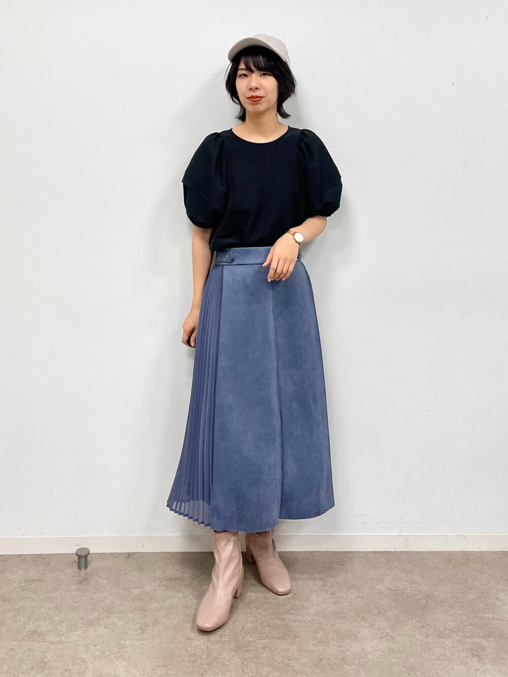 ブルー系のスカート、ブラック系のシャツ/ブラウス、グレー系のブーツを着用したレディースの秋コーディネートの5枚目の写真