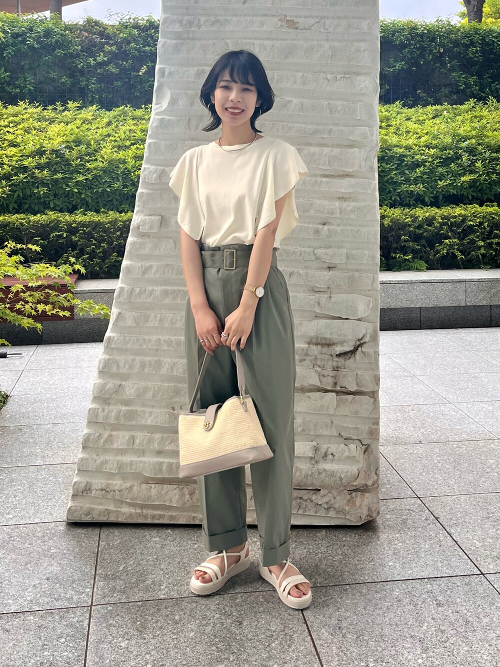 グレー系のショルダーバッグ、ホワイト系のサンダル、ホワイト系のニット/セーターを着用したレディースの夏コーディネートの2枚目の写真