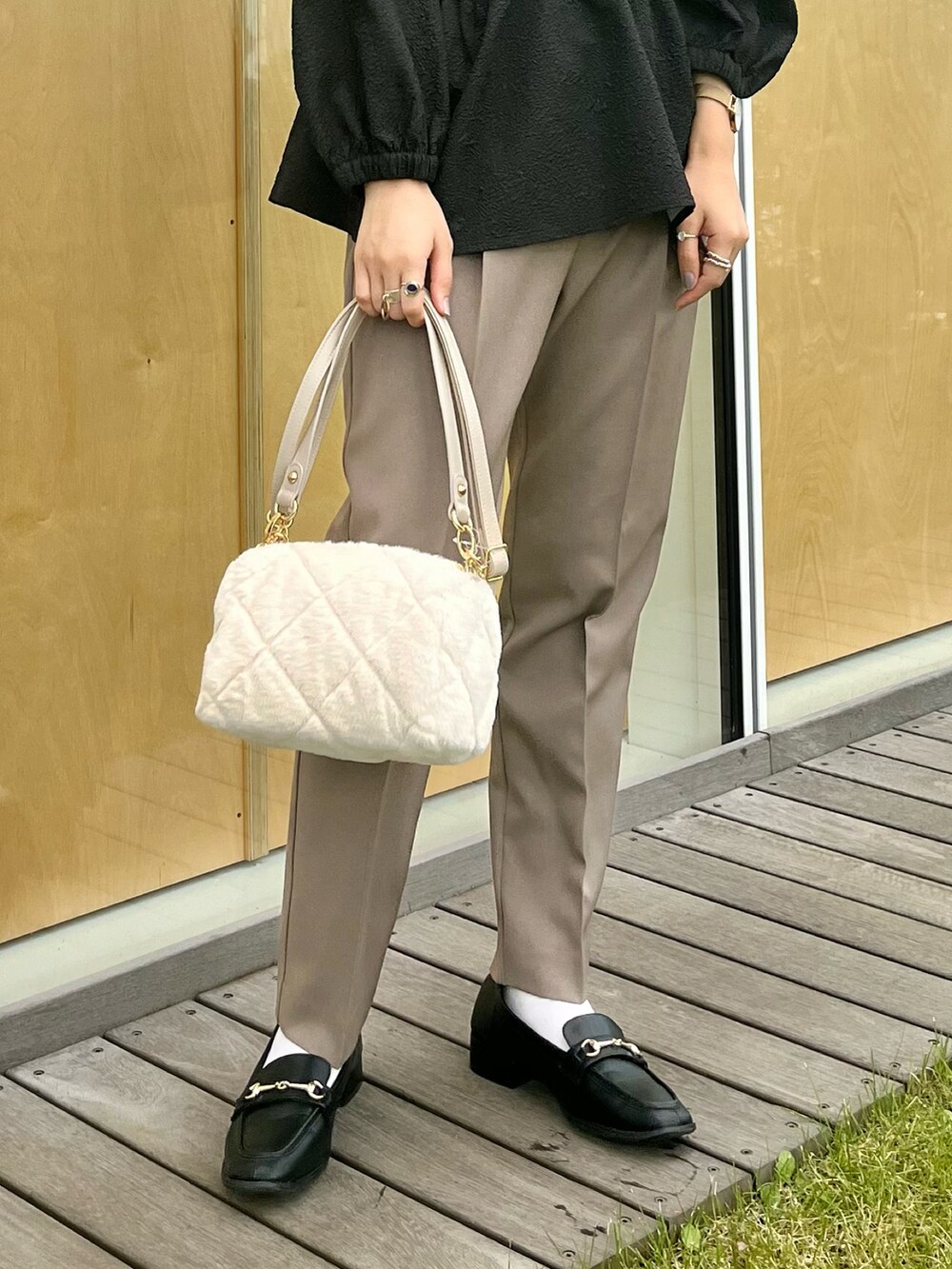 ブラウン系のその他パンツ、ブラック系のその他シューズ、ホワイト系のショルダーバッグを着用したレディースの秋コーディネートの5枚目の写真