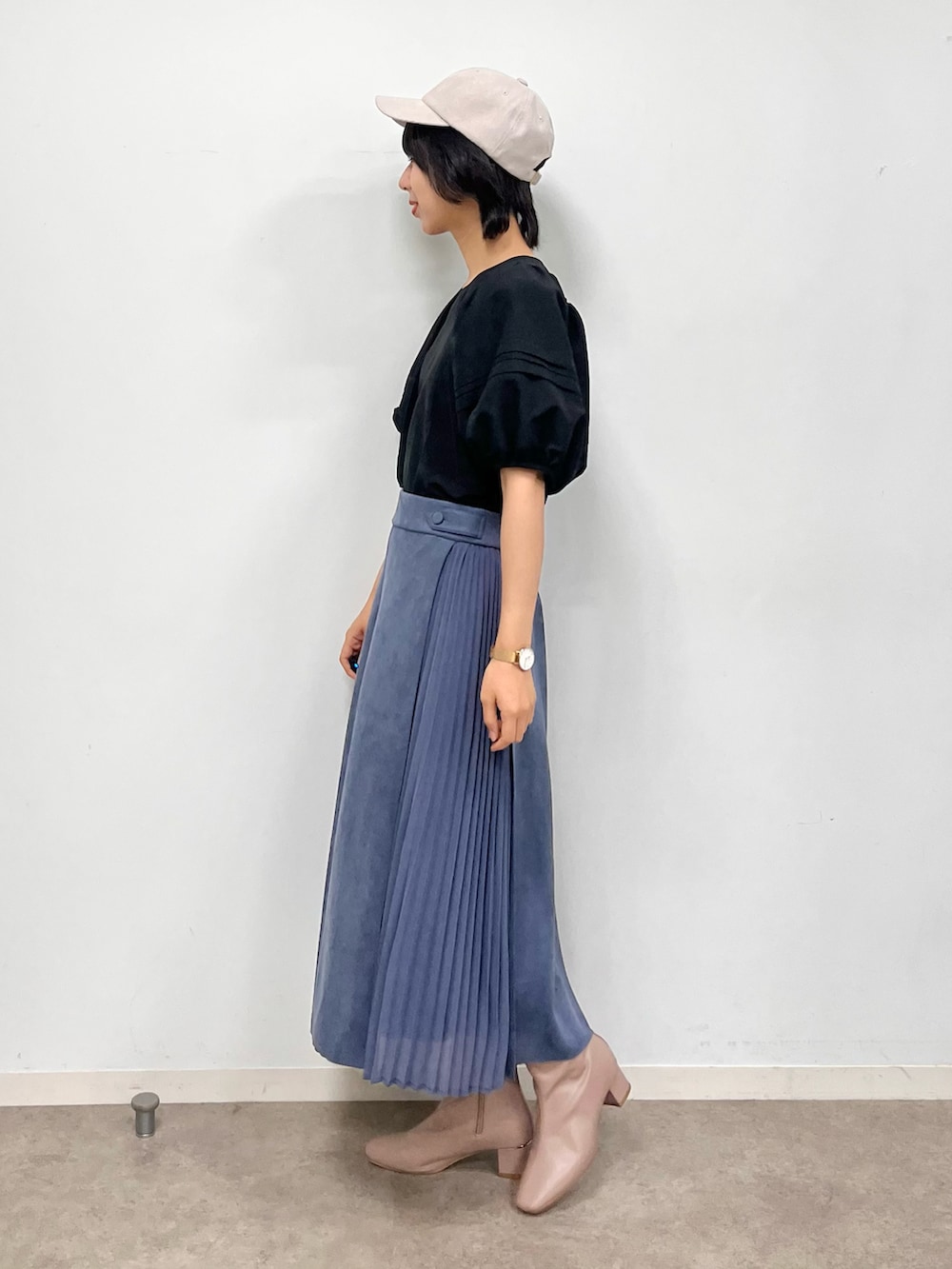 ブルー系のスカート、ブラック系のシャツ/ブラウス、グレー系のブーツを着用したレディースの秋コーディネートの2枚目の写真