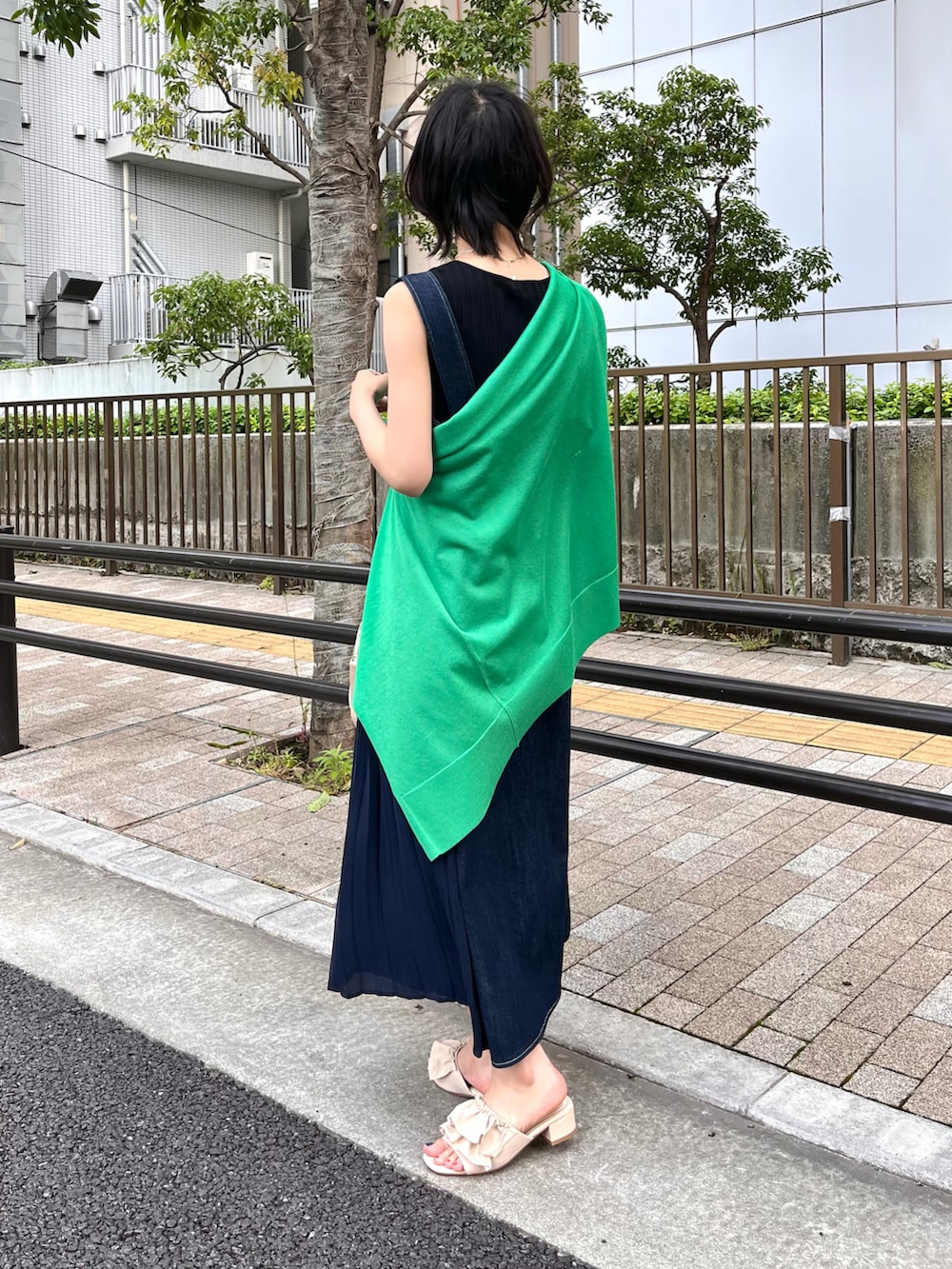 ホワイト系のショルダーバッグ、ホワイト系のサンダル、グリーン系のカーディガン/ボレロを着用したレディースの夏コーディネートの3枚目の写真