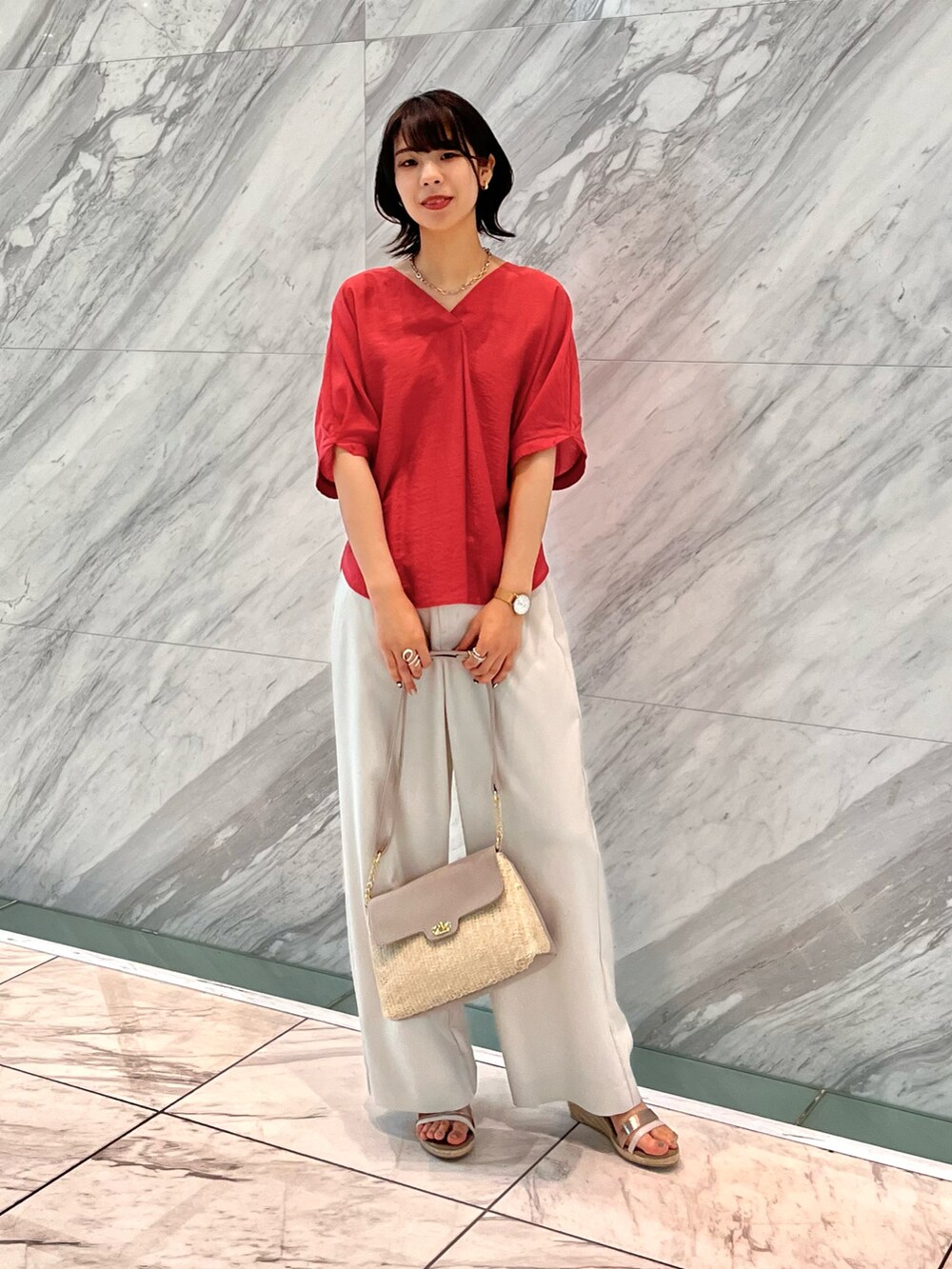 ベージュ系のサンダル、グレー系のショルダーバッグ、レッド系のシャツ/ブラウスを着用したレディースの夏コーディネートの3枚目の写真