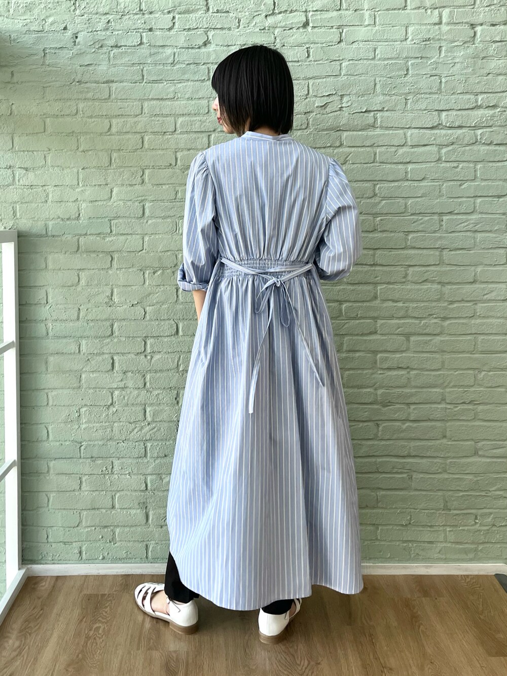 ホワイト系のサンダル、ブラック系のその他パンツ、ベージュ系のニット/セーターを着用したレディースの夏コーディネートの4枚目の写真