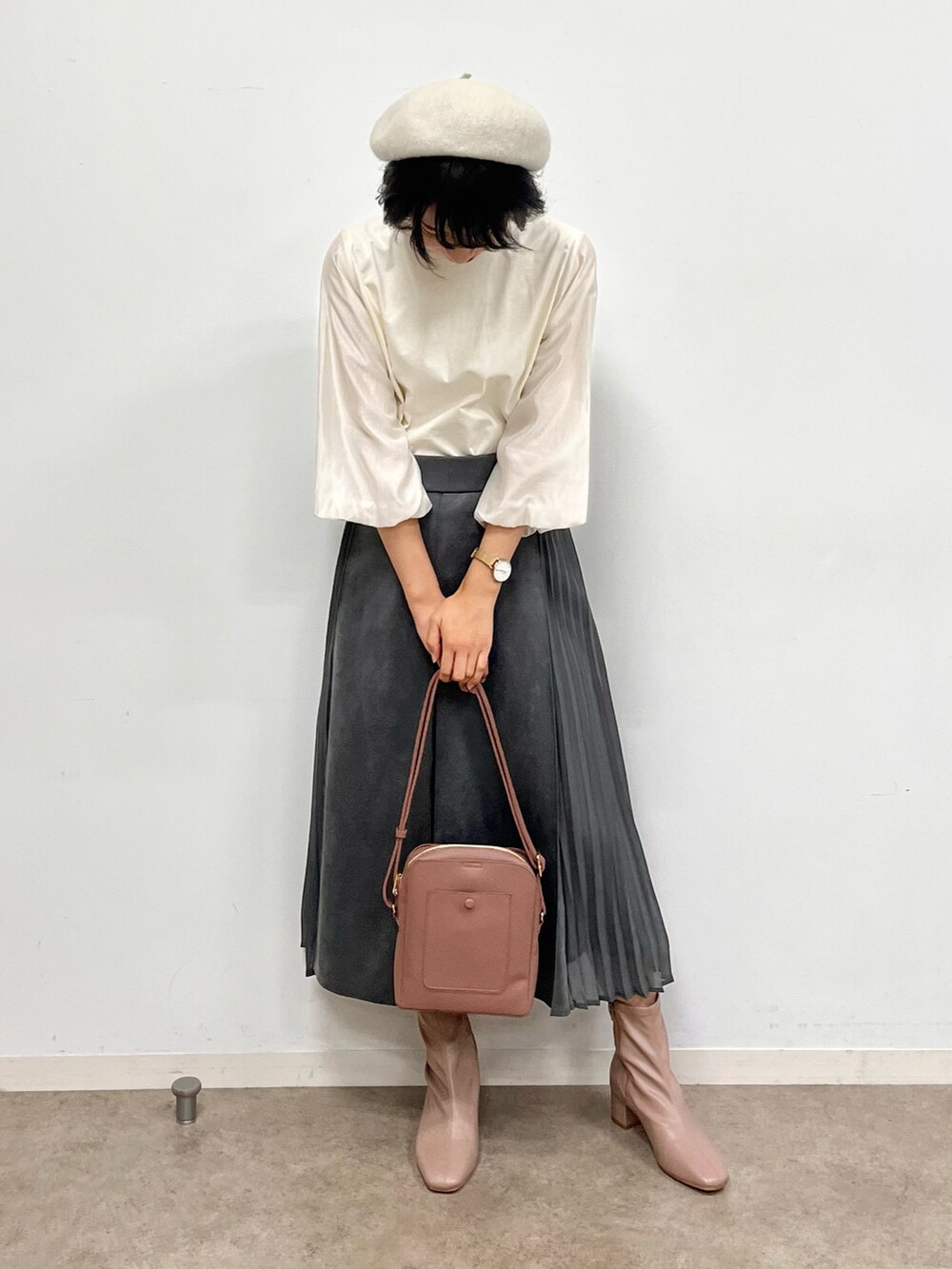 ブラック系のスカート、グレー系のブーツ、ホワイト系のTシャツ/カットソーを着用したレディースの秋コーディネートの5枚目の写真