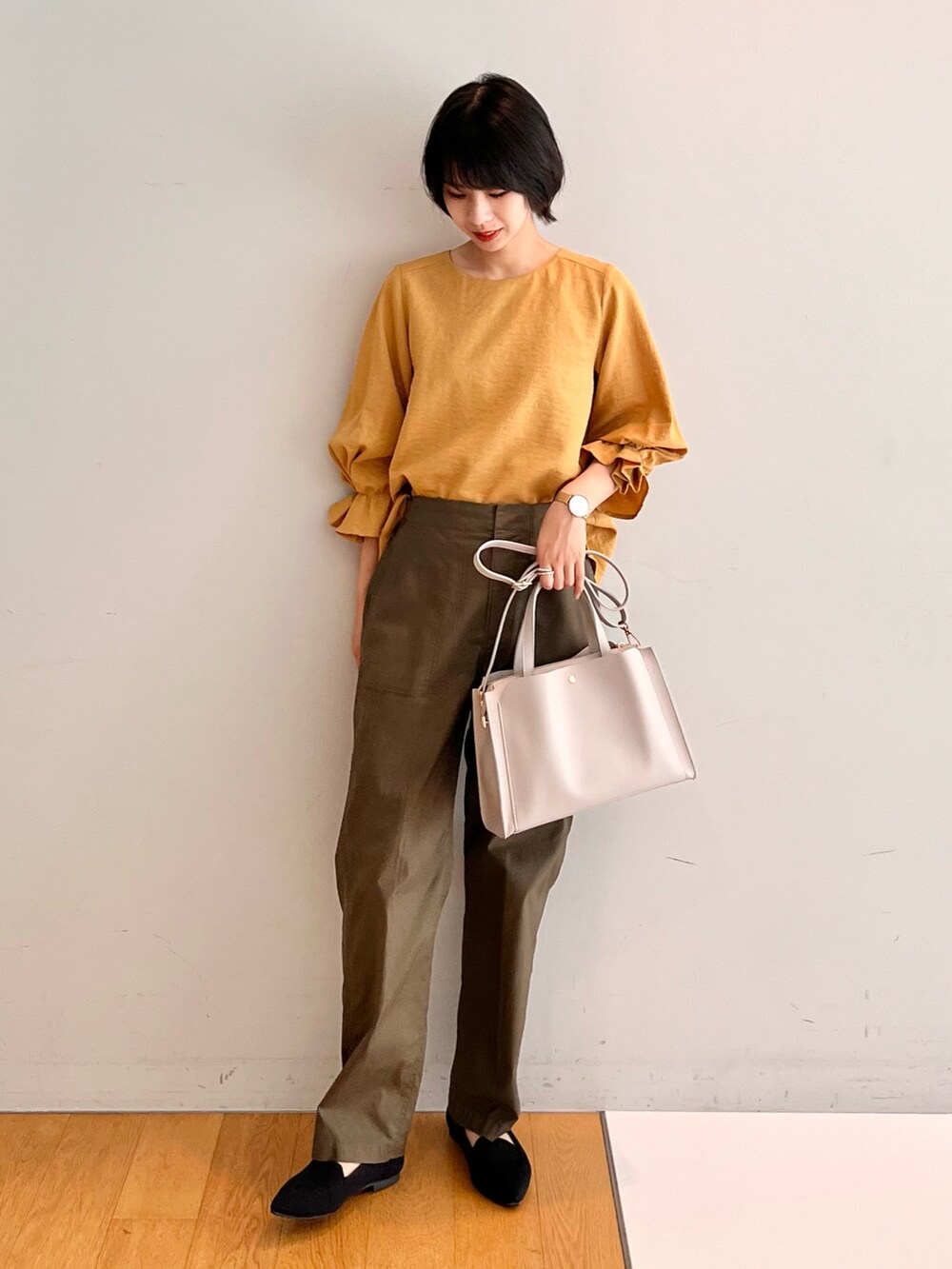 ブラック系のパンプス、グレー系のトートバッグ、グリーン系のその他パンツを着用したレディースの秋コーディネートの2枚目の写真