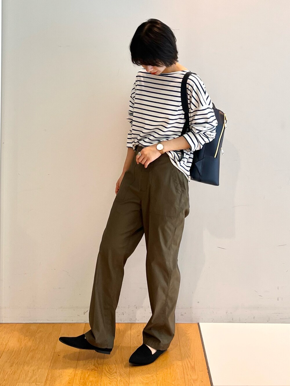 グリーン系のその他パンツ、ブラック系のパンプス、ブラック系のTシャツ/カットソーを着用したレディースの秋コーディネートの2枚目の写真