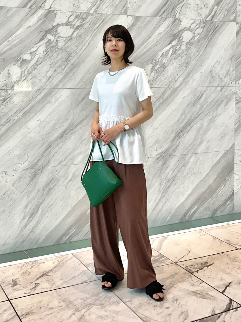 ブラック系のサンダル、ブラウン系のその他パンツ、グリーン系のショルダーバッグを着用したレディースの夏コーディネートの2枚目の写真