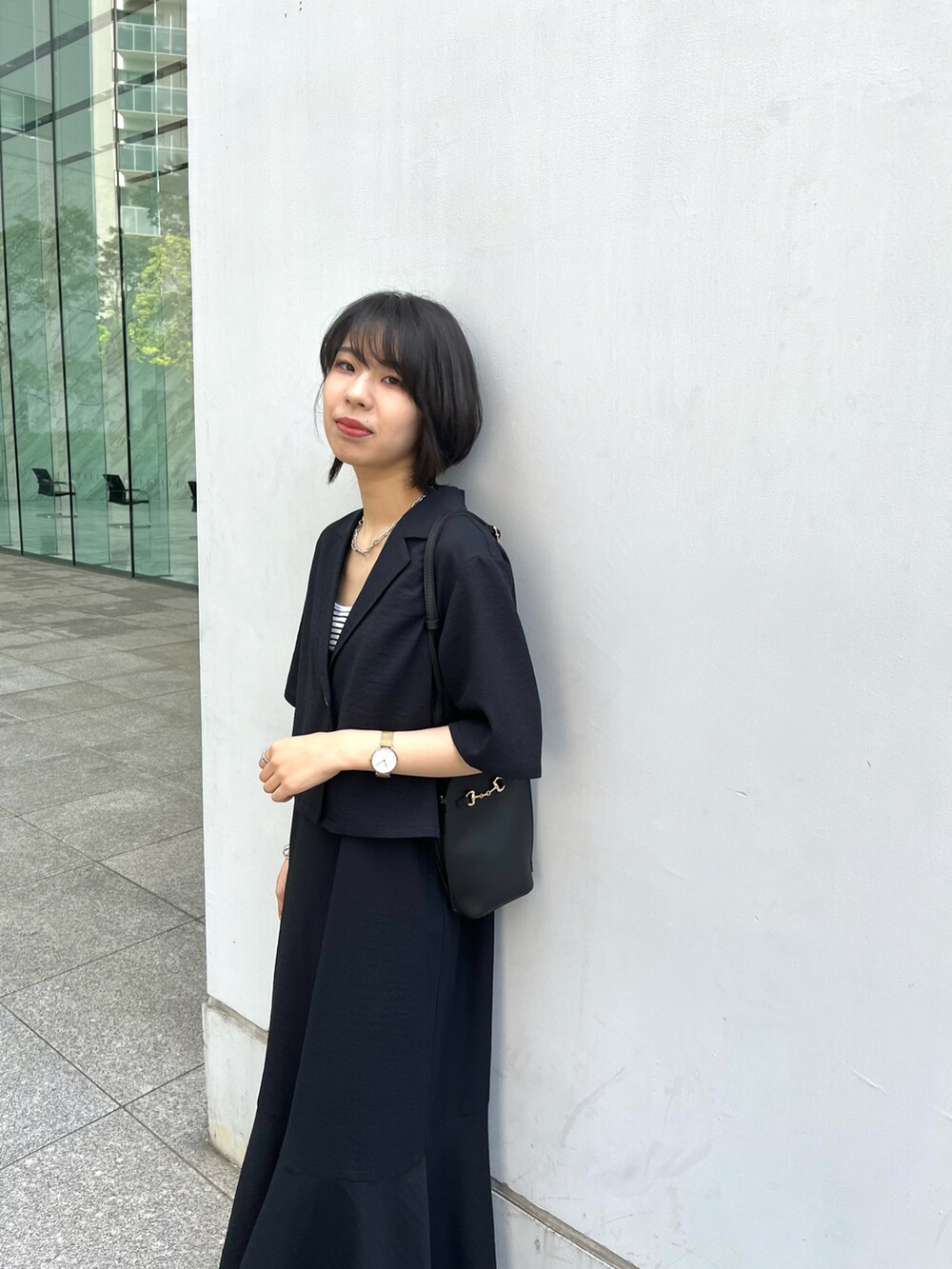 ブラック系のアンサンブル、ベージュ系のタンクトップ、ブラック系のサンダルを着用したレディースの夏コーディネートの4枚目の写真