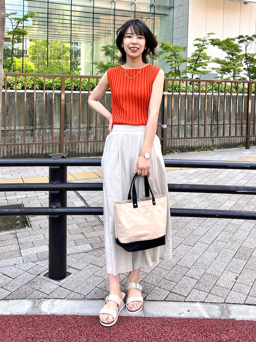 ベージュ系のサンダル、ベージュ系のその他パンツ、その他のその他を着用したレディースの夏コーディネートの2枚目の写真