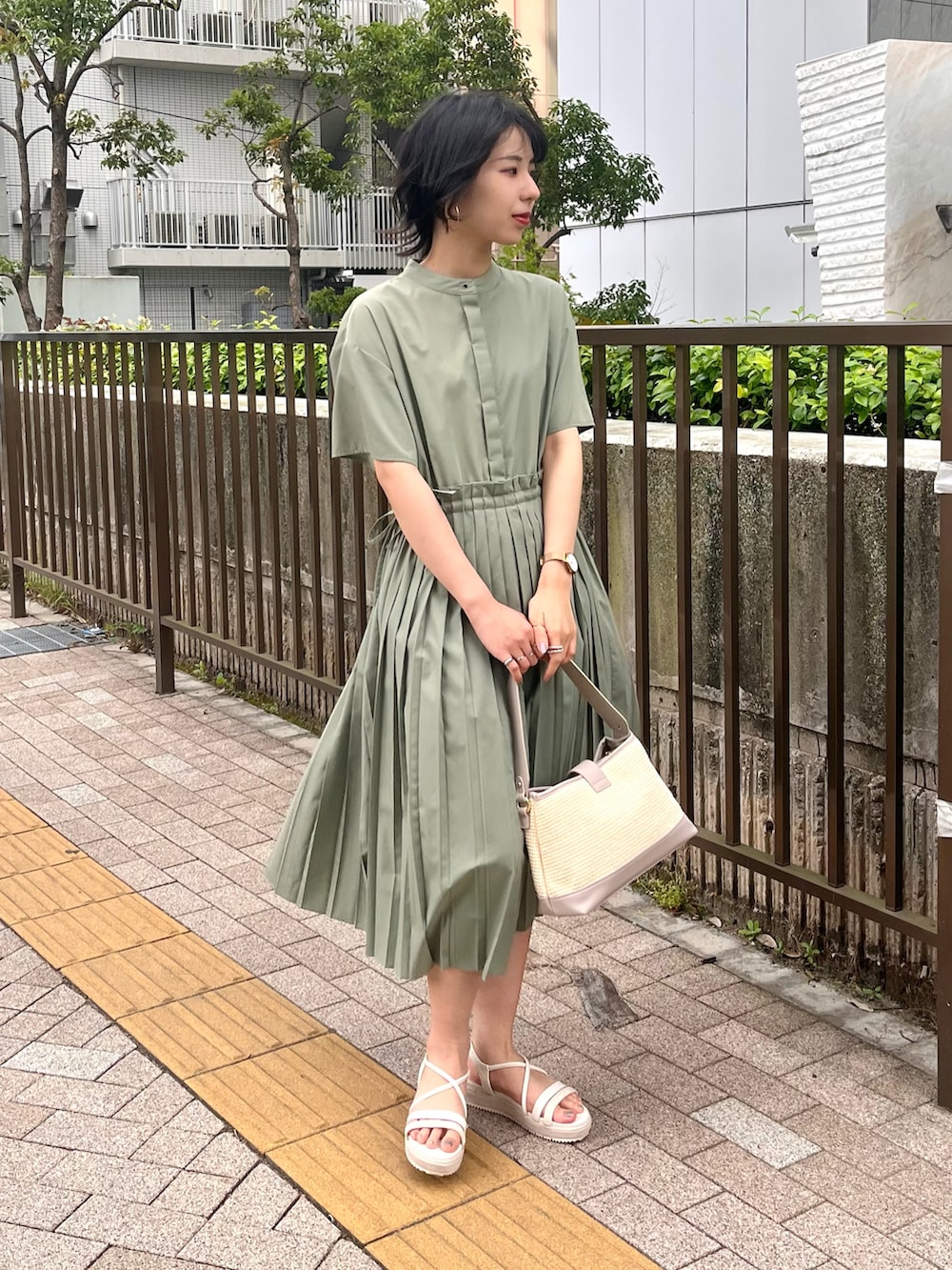 グリーン系のワンピース、グレー系のショルダーバッグ、ホワイト系のサンダルを着用したレディースの夏コーディネートの4枚目の写真
