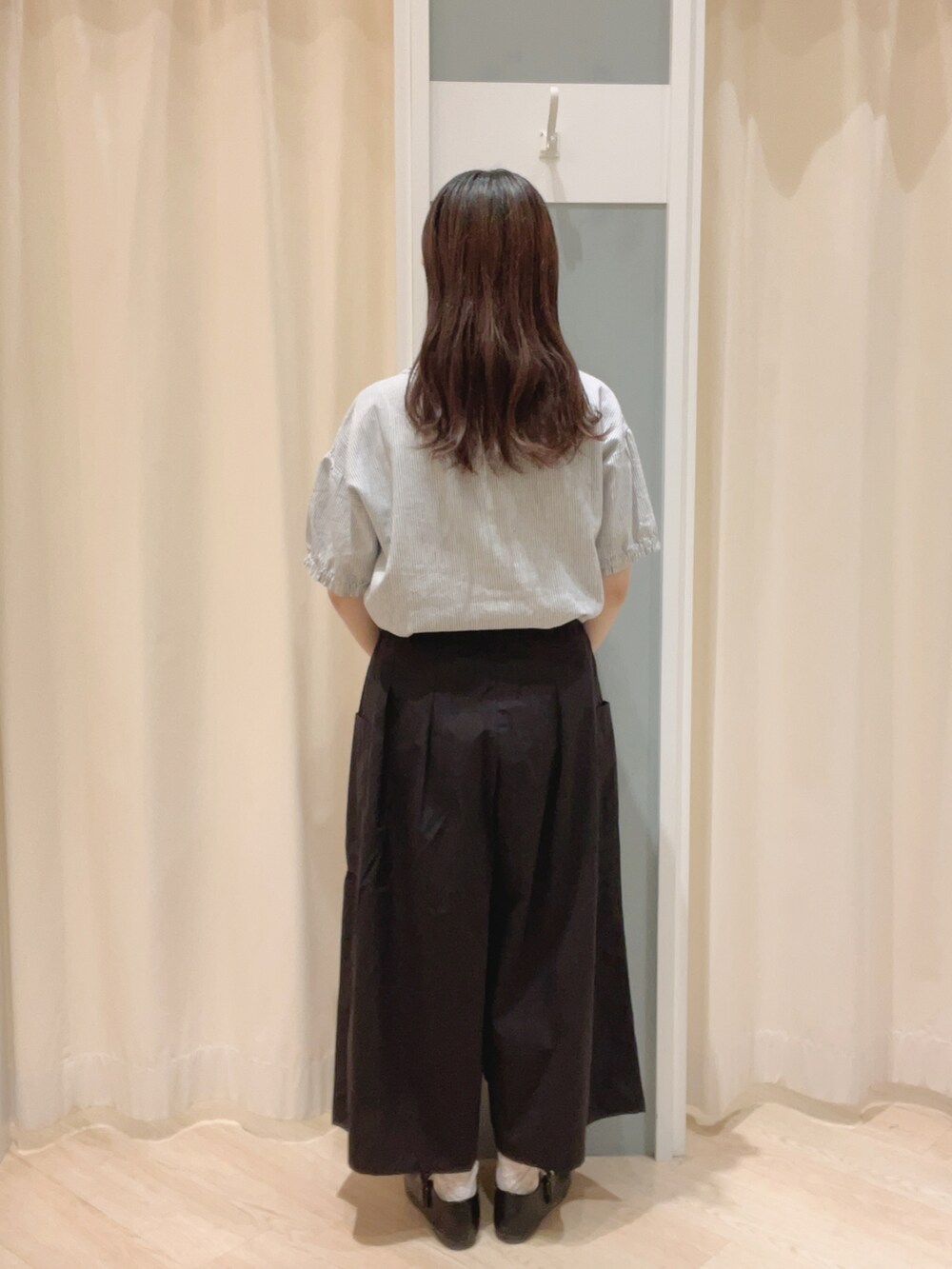 「Samansa Mos2、SM2、サマンサ モスモス(Samansa Mos2)、ナチュラル、ナチュラルガーリー、ブラウス、ワンストラップシューズ、パンツスタイル、夏コーデ、秋コーデ」｜「Samansa Mos2のワンストラップシューズ（ドレスシューズ、ブラック系）」を使った、𝙼 𝙸 𝚈 𝚄さん（レディース・158cm）の夏コーディネートの3枚目の写真