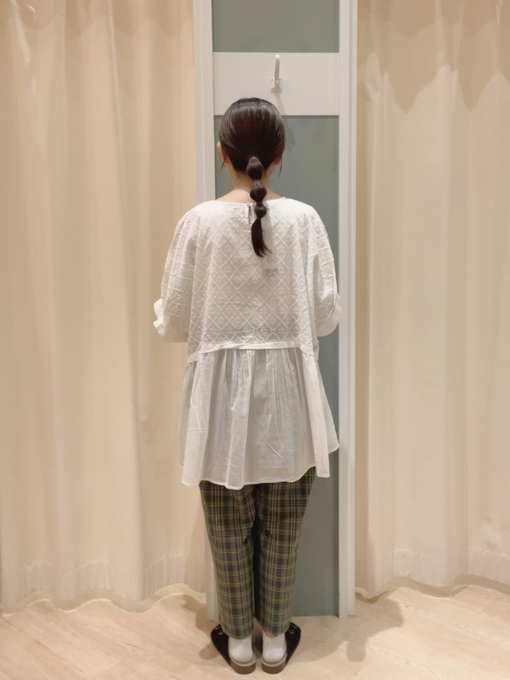 「Samansa Mos2、SM2、サマンサ モスモス(Samansa Mos2)、チュニック、レースチュニック、レース、パンツスタイル、チェック、チェックパンツ、パンツ、秋コーデ、夏コーデ、ナチュラル、シンプルコーデ」｜「Samansa Mos2のインドカットワークレース切替ブラウス（シャツ/ブラウス、ホワイト系）」を使った、𝙼 𝙸 𝚈 𝚄さん（レディース・158cm）の夏コーディネートの3枚目の写真
