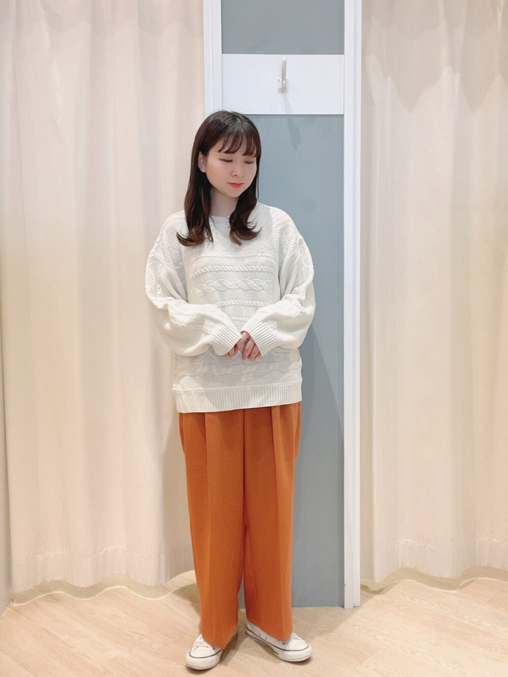 オレンジ系のその他パンツ、ホワイト系のスニーカー、ホワイト系のノーカラージャケットを着用したレディースの冬コーディネートの4枚目の写真