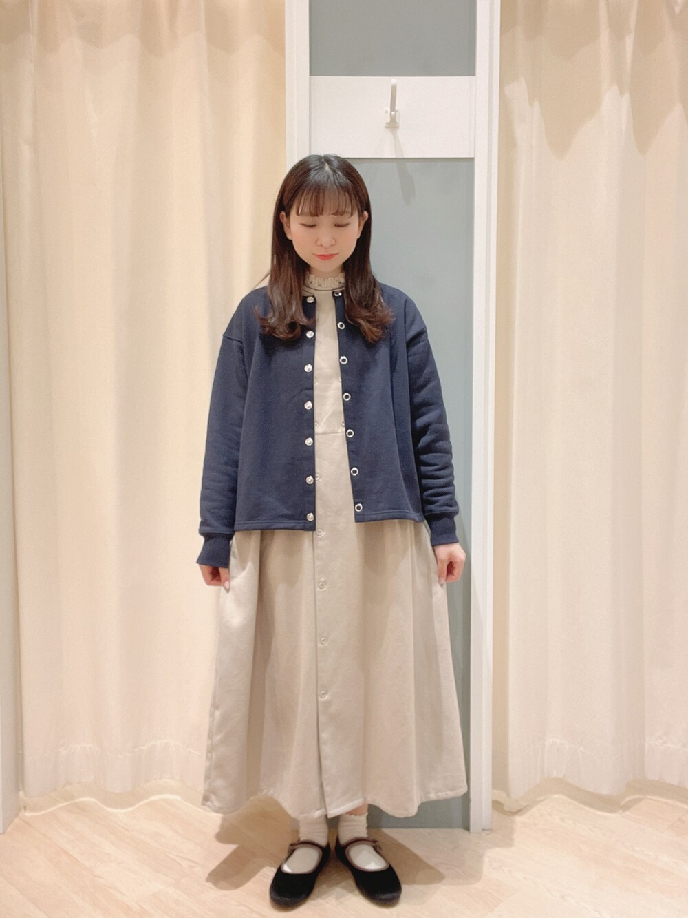 「SM2、Samansa Mos2、サマンサ モスモス(Samansa Mos2)、ナチュラル、ナチュラルガーリー、大人かわいい、ワンピース、カーディガン、リブタートルネック、秋冬コーデ、冬コーデ」｜「Samansa Mos2のぽこぽこニットトートバッグ（トートバッグ、ホワイト系）」を使った、𝙼 𝙸 𝚈 𝚄さん（レディース・158cm）の冬コーディネートの2枚目の写真