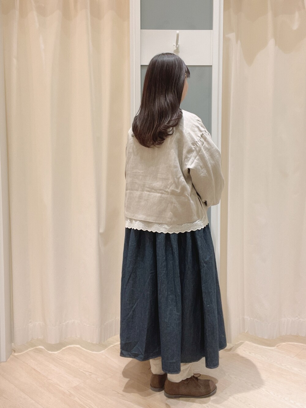 「SM2、Samansa Mos2、サマンサ モスモス(Samansa Mos2)、ナチュラル、ナチュラルガーリー、大人ガーリー、デニムワンピース、デニム、ワンピース、レースパンツ、ジャケット、春コーデ、レース、リバーシブル、ペチパンツ」｜「Samansa Mos2のデニムギャザーシャツワンピース（ワンピース、ブルー系）」を使った、𝙼 𝙸 𝚈 𝚄さん（レディース・158cm）の冬コーディネートの3枚目の写真