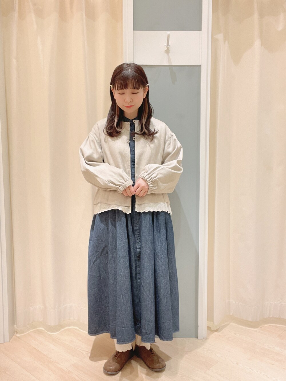 「SM2、Samansa Mos2、サマンサ モスモス(Samansa Mos2)、ナチュラル、ナチュラルガーリー、大人ガーリー、デニムワンピース、デニム、ワンピース、レースパンツ、ジャケット、春コーデ、レース、リバーシブル、ペチパンツ」｜「Samansa Mos2のデニムギャザーシャツワンピース（ワンピース、ブルー系）」を使った、𝙼 𝙸 𝚈 𝚄さん（レディース・158cm）の冬コーディネートの2枚目の写真