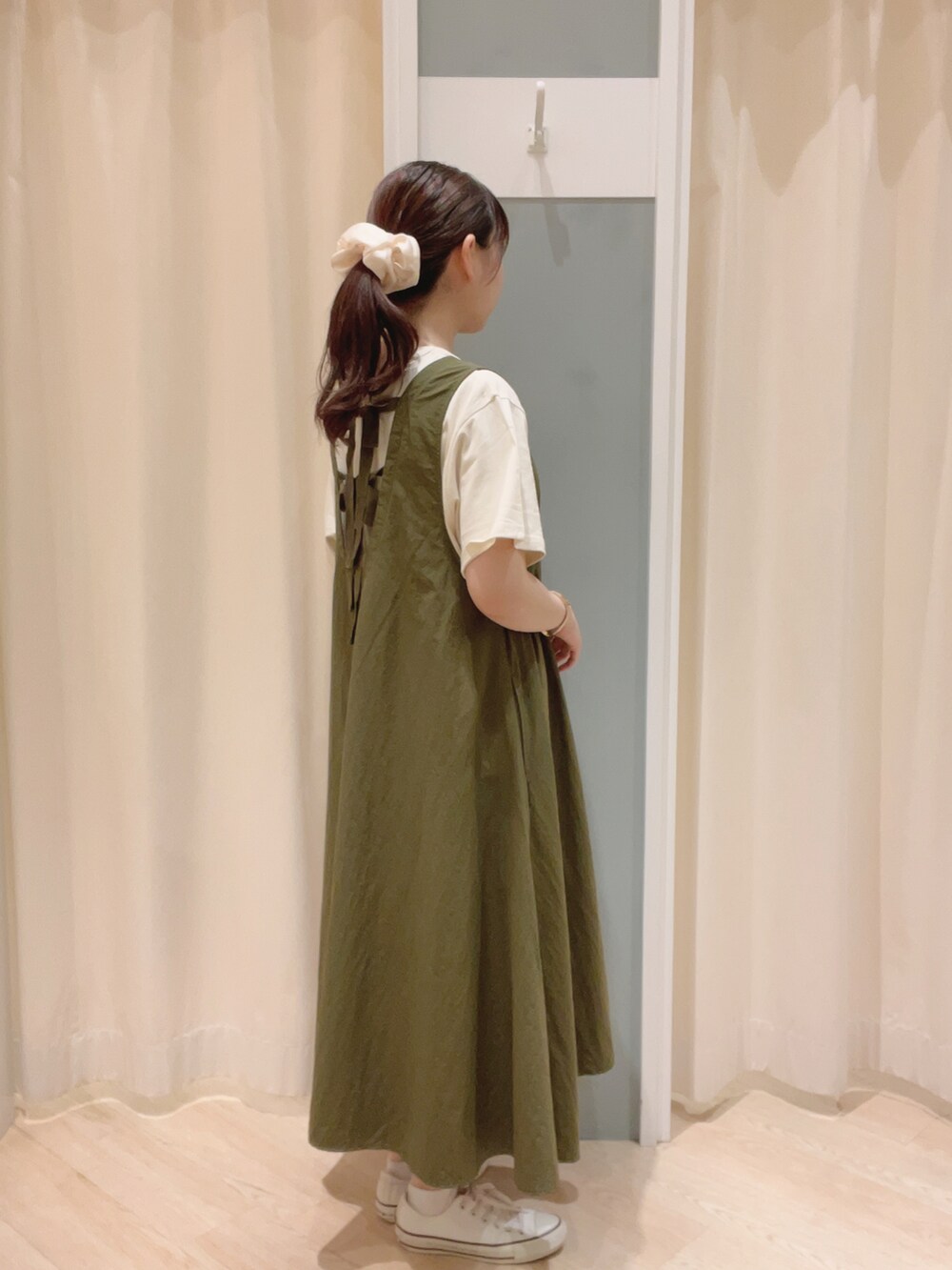 「Samansa Mos2、SM2、サマンサ モスモス(Samansa Mos2)、ジャンパースカート、リボン、前後着、ロゴT、Tシャツ、カーキ、ジャンスカ、ナチュラル、カジュアルコーデ、カジュアルガーリー、夏コーデ、秋コーデ」｜「Samansa Mos2のフロッキープリントTシャツ（Tシャツ/カットソー、ホワイト系）」を使った、𝙼 𝙸 𝚈 𝚄さん（レディース・158cm）の夏コーディネートの2枚目の写真