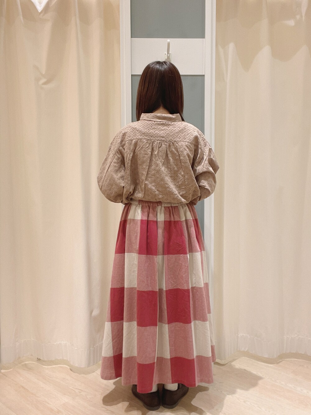 パープル系のスカート、ブラウン系のその他シューズ、ベージュ系のショルダーバッグを着用したレディースの夏コーディネートの4枚目の写真