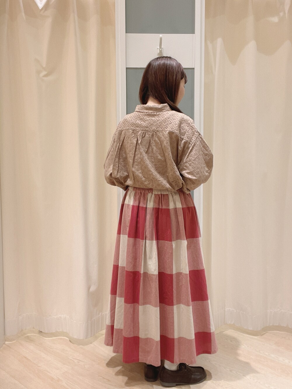 パープル系のスカート、ブラウン系のその他シューズ、ベージュ系のショルダーバッグを着用したレディースの夏コーディネートの3枚目の写真