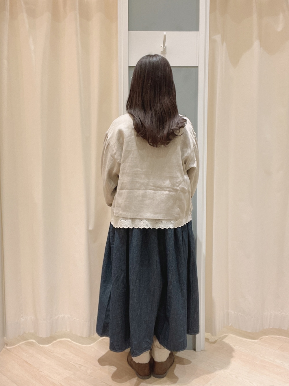 「SM2、Samansa Mos2、サマンサ モスモス(Samansa Mos2)、ナチュラル、ナチュラルガーリー、大人ガーリー、デニムワンピース、デニム、ワンピース、レースパンツ、ジャケット、春コーデ、レース、リバーシブル、ペチパンツ」｜「Samansa Mos2のデニムギャザーシャツワンピース（ワンピース、ブルー系）」を使った、𝙼 𝙸 𝚈 𝚄さん（レディース・158cm）の冬コーディネートの4枚目の写真
