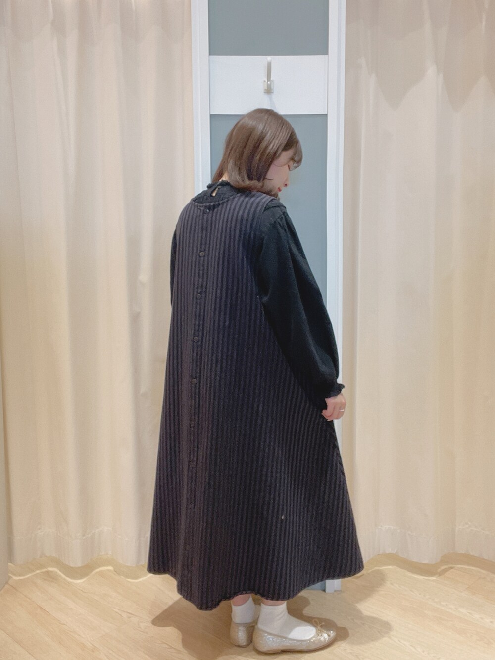 「Samansa Mos2、サマンサ モスモス(Samansa Mos2)、SM2、flower、秋冬コーデ、春コーデ、初春、ストライプ、ナチュラル、シンプル、ジャンパースカート、バレエシューズ」｜「flowerのスパークルバレエシューズ（バレエシューズ、ゴールド系）」を使った、𝙼 𝙸 𝚈 𝚄さん（レディース・158cm）の冬コーディネートの2枚目の写真