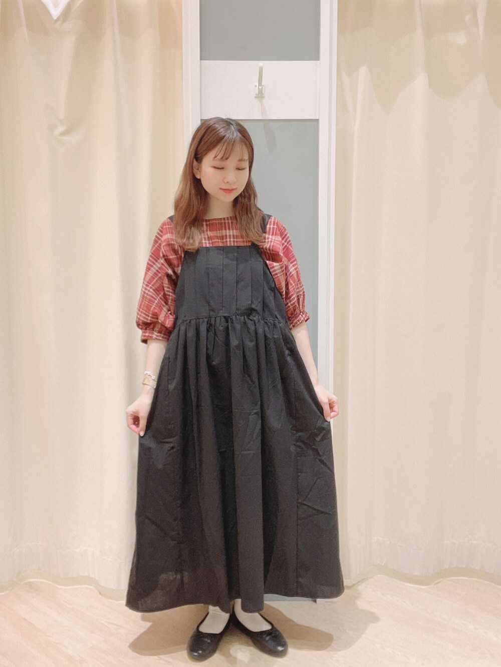 ブラック系のバレエシューズ、パープル系のトートバッグ、ブラック系のワンピースを着用したレディースの夏コーディネートの2枚目の写真